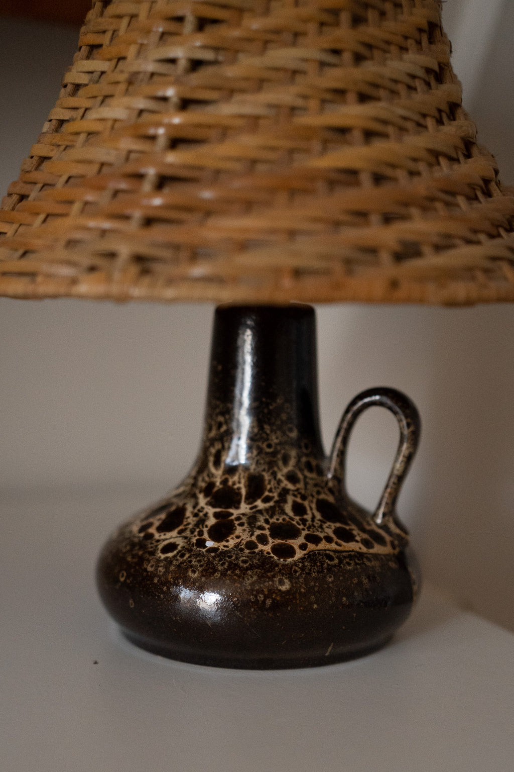 Keramiek lampje met rotan kap