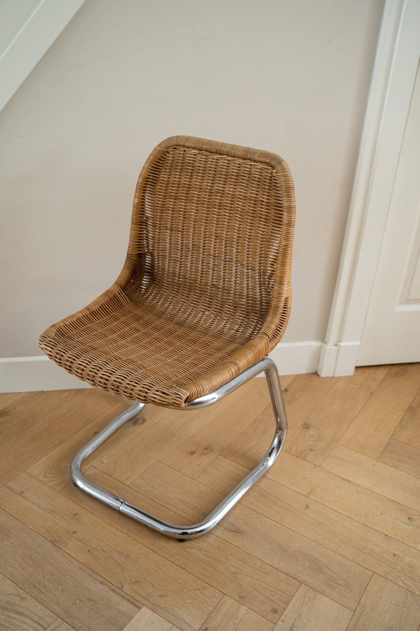 Set of 4 rattan chairs with chrome base