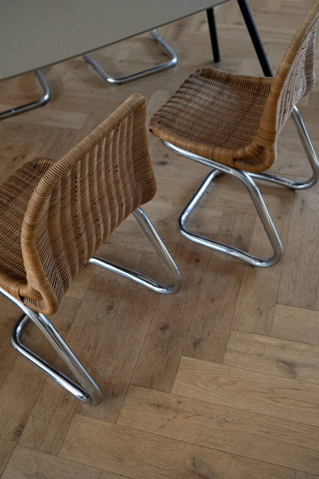 Set of 4 rattan chairs with chrome base