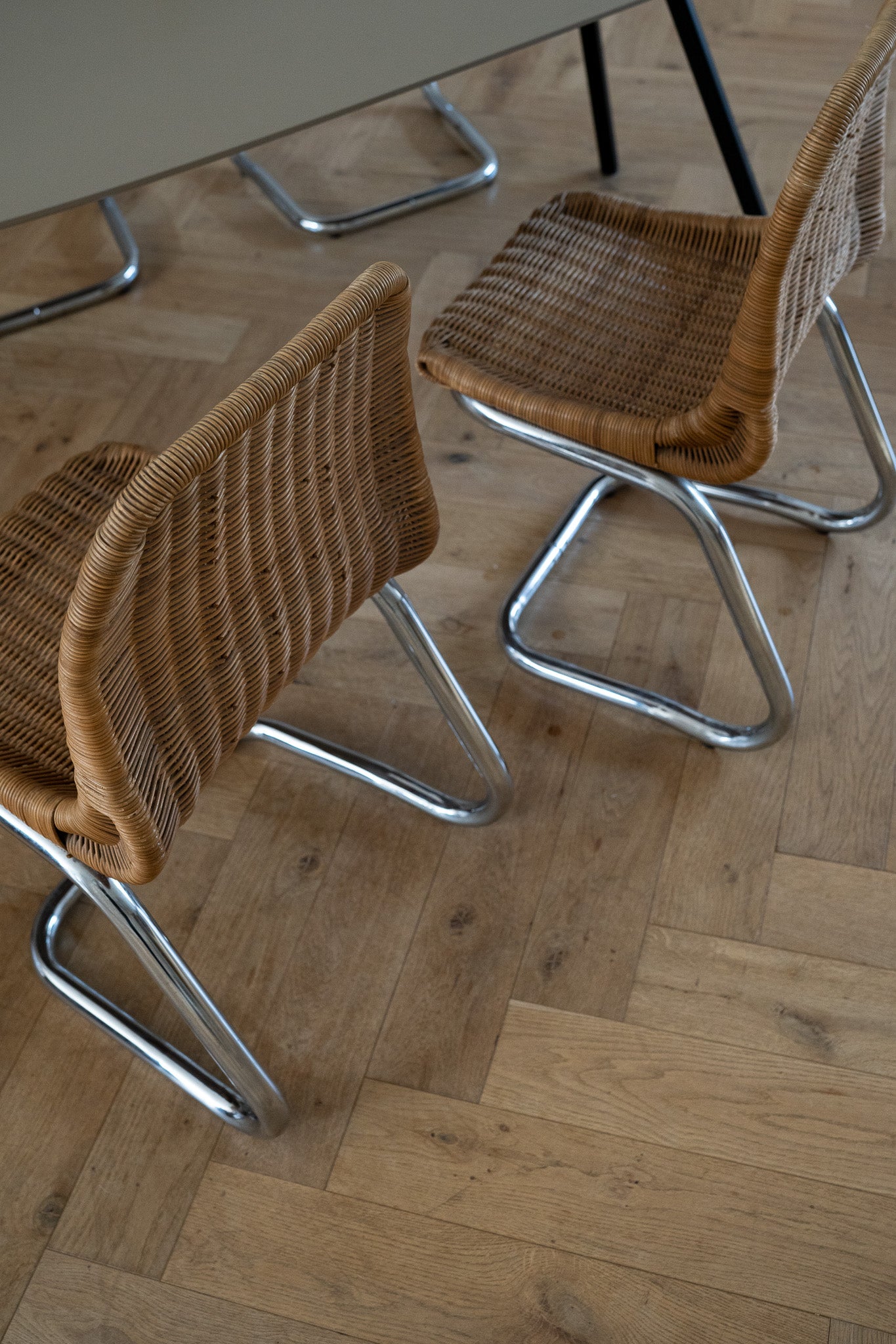 Set of 4 rattan chairs with chrome base