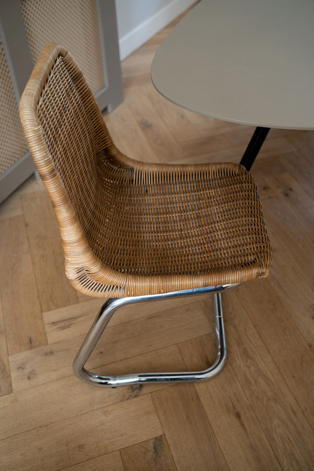 Set of 4 rattan chairs with chrome base