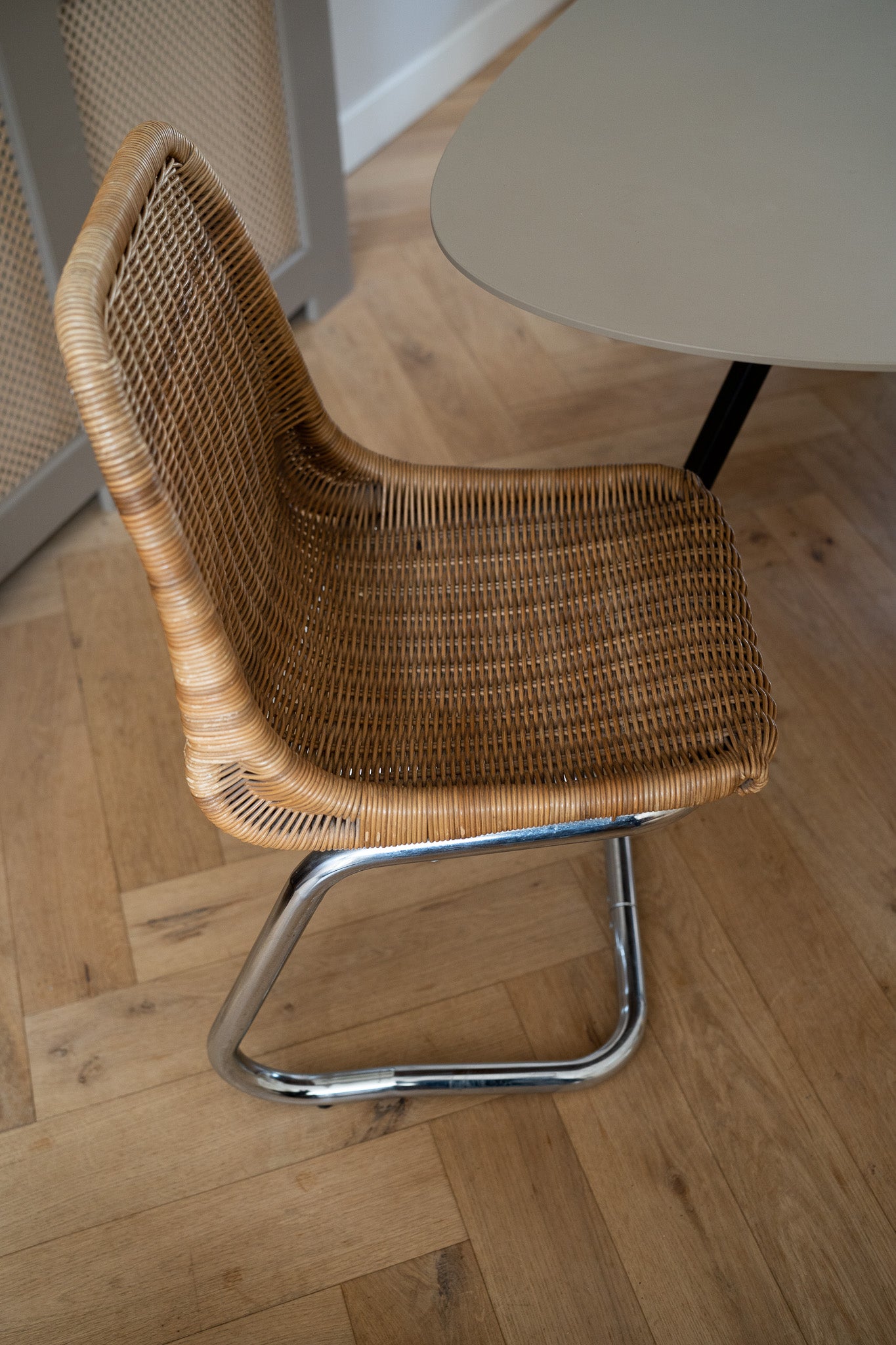 Set of 4 rattan chairs with chrome base