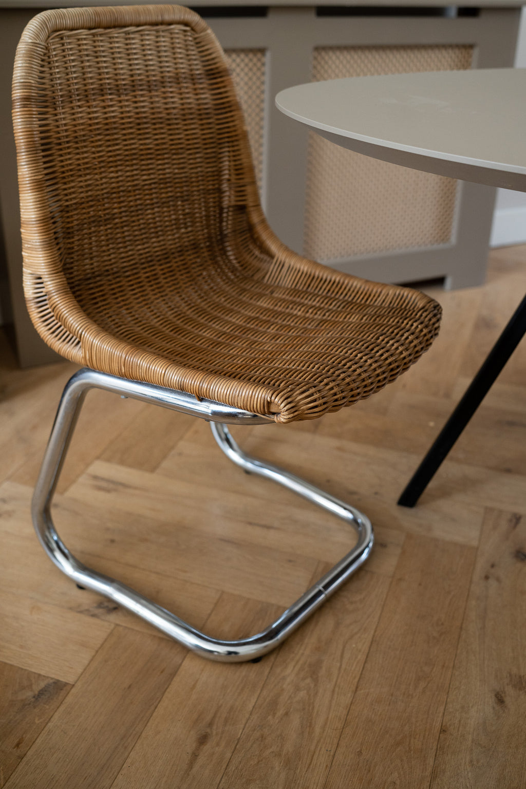 Set of 4 rattan chairs with chrome base