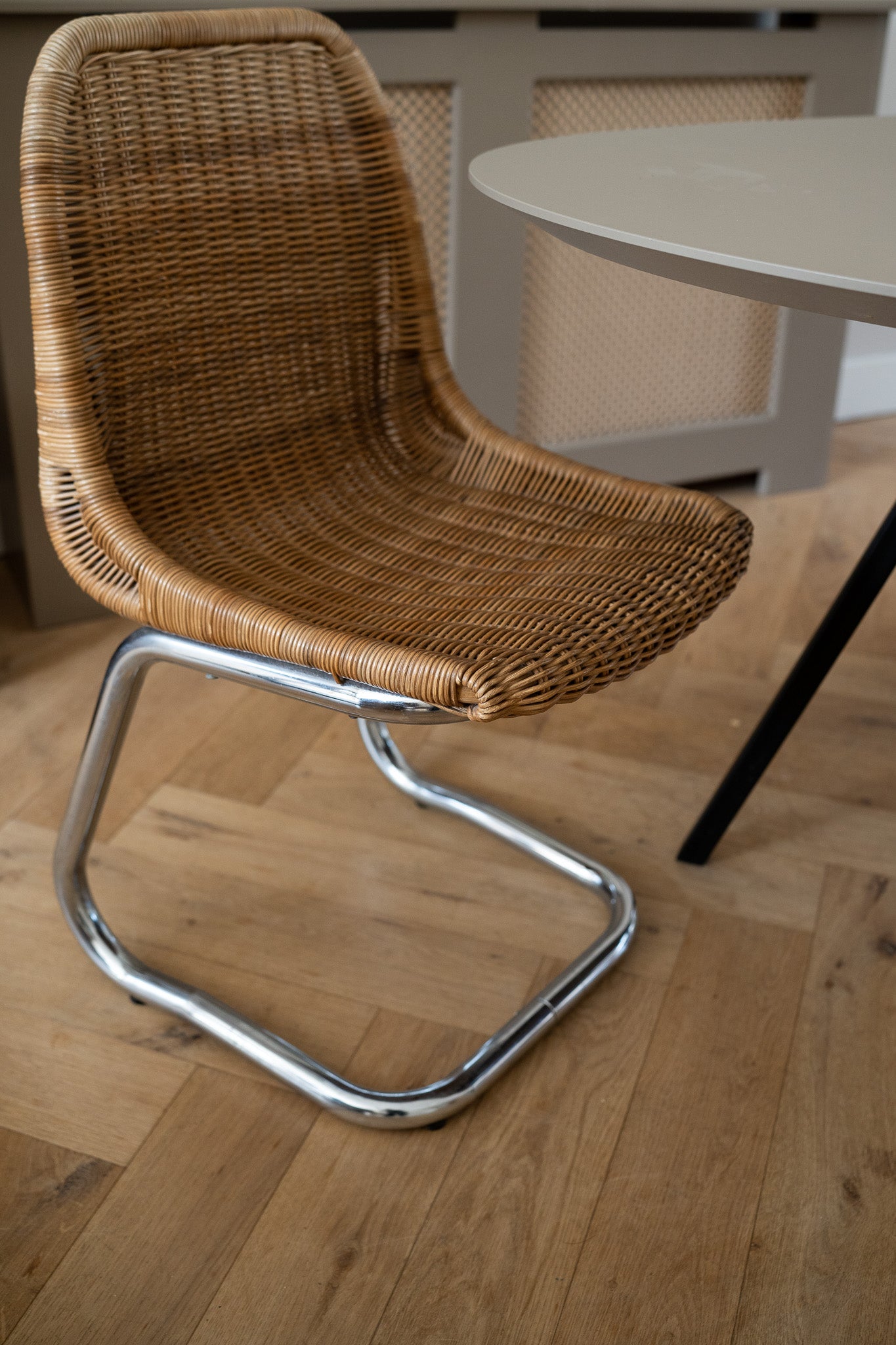 Set of 4 rattan chairs with chrome base