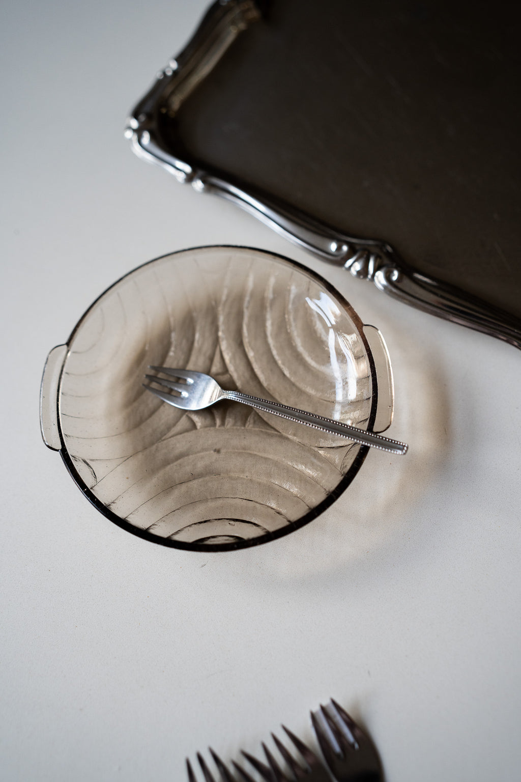 set van 8 kleine bordjes rookglas
