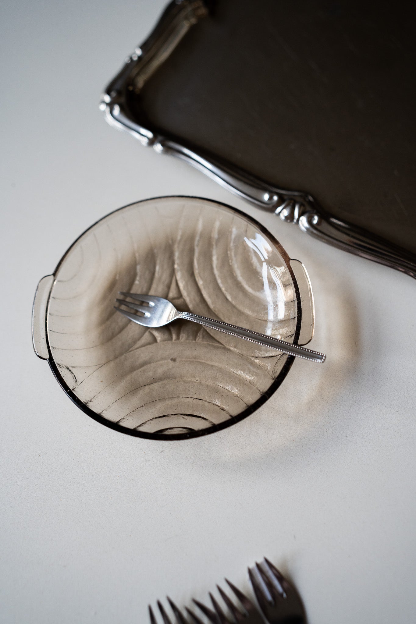set van 8 kleine bordjes rookglas