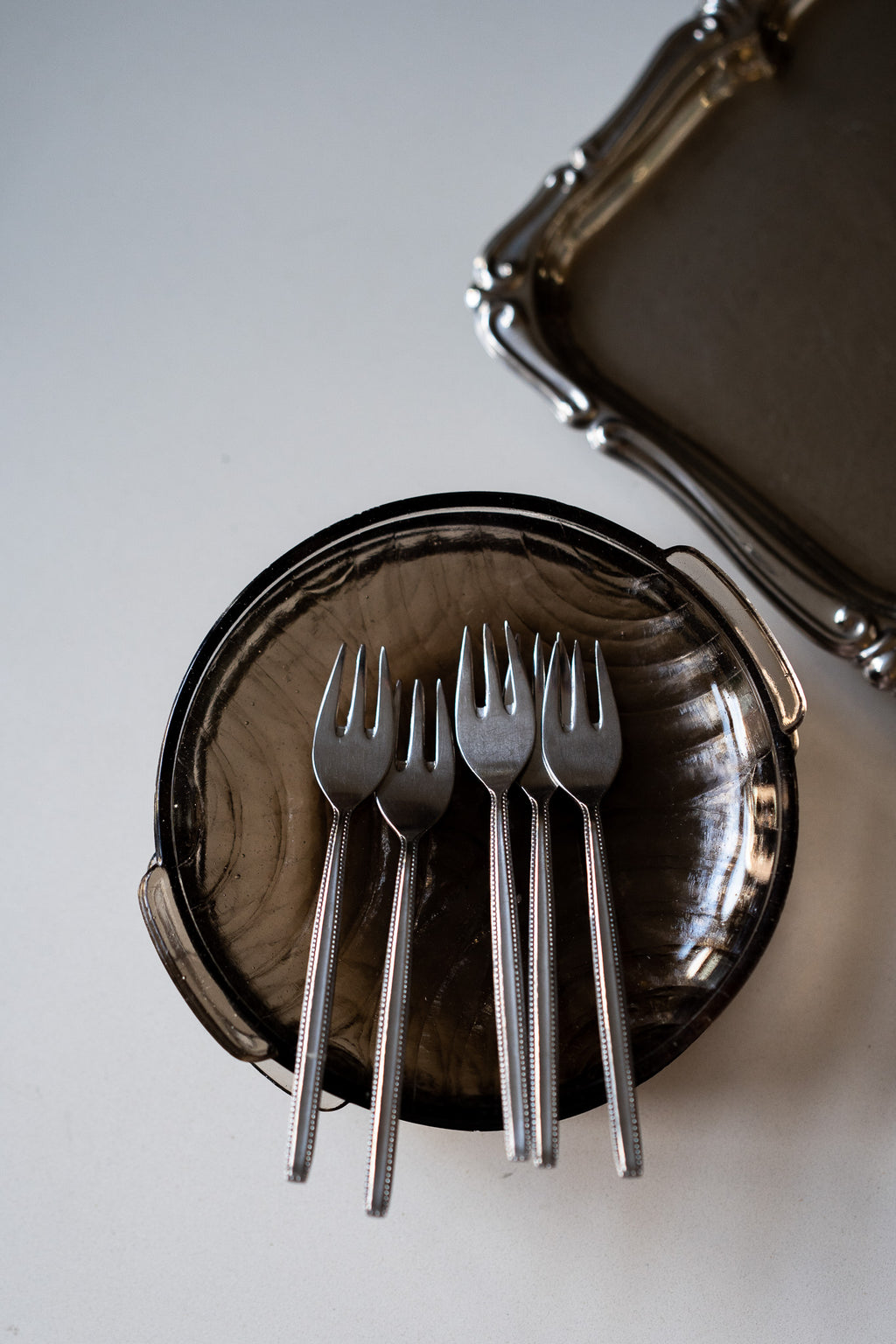 set van 8 kleine bordjes rookglas
