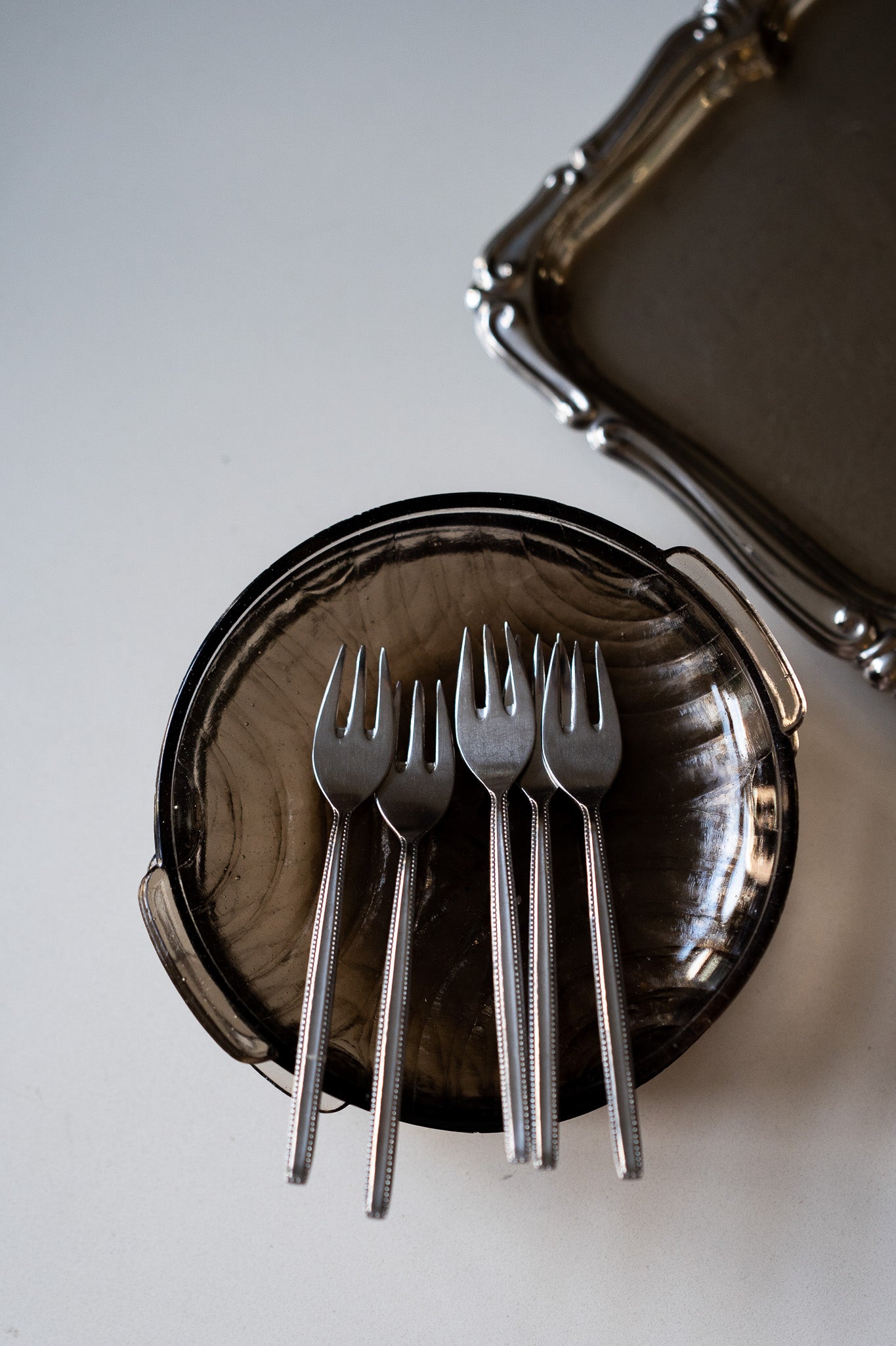 set van 8 kleine bordjes rookglas