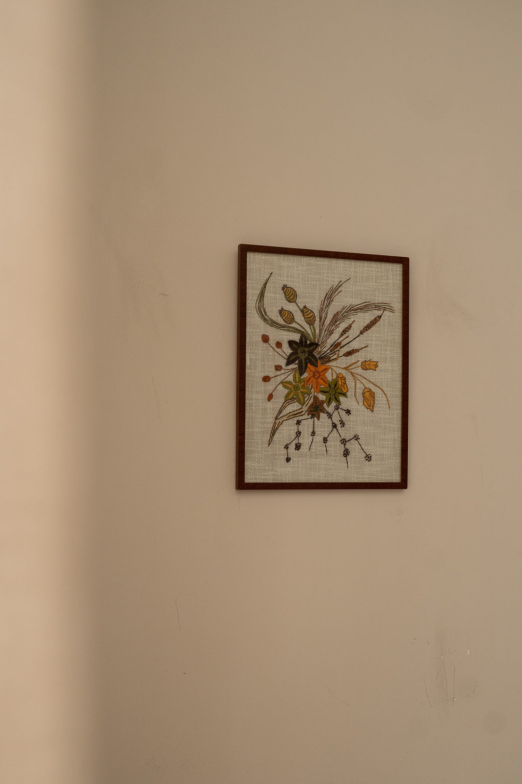 Houten lijst met geborduurde bloemen