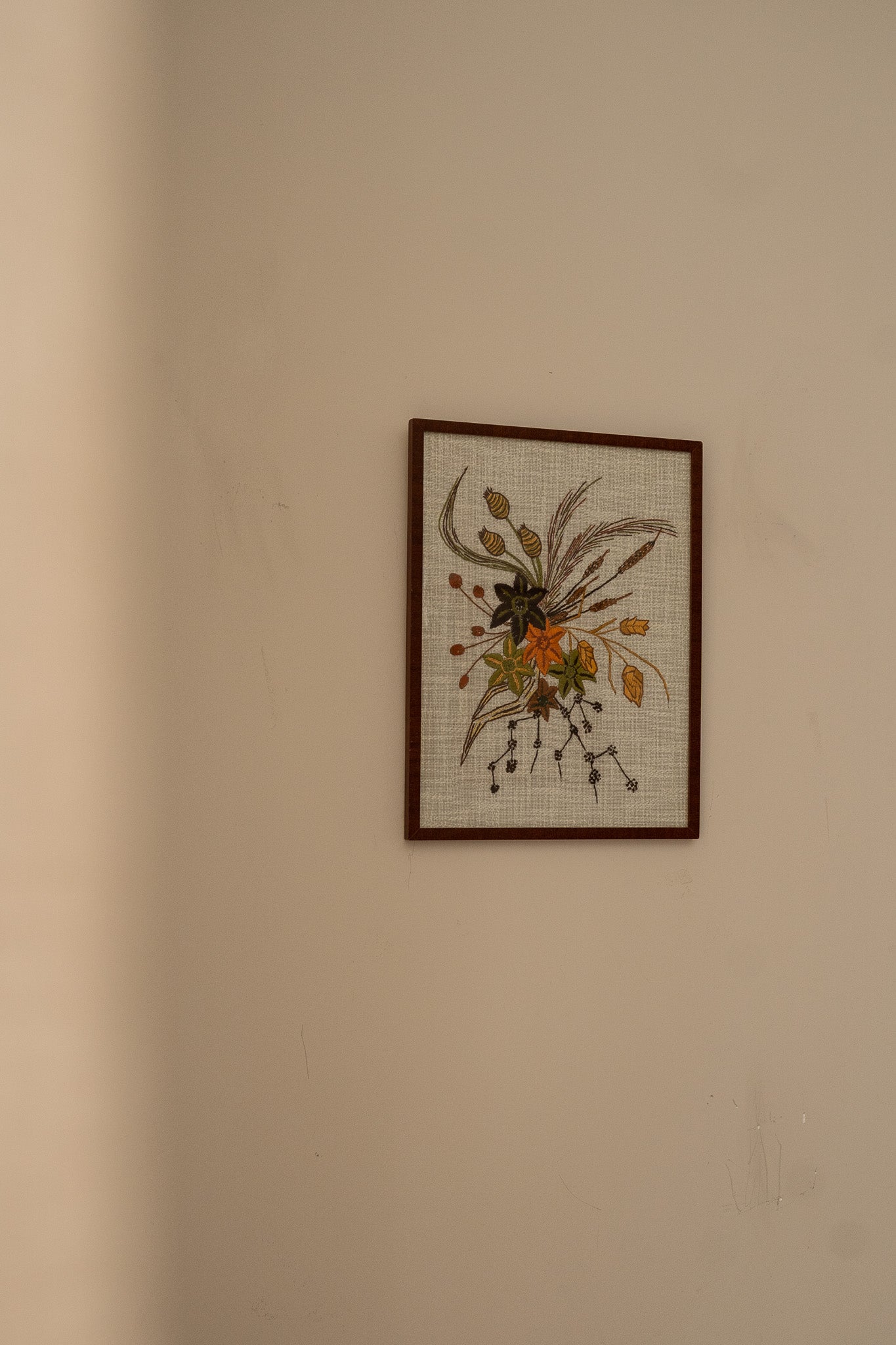 Houten lijst met geborduurde bloemen