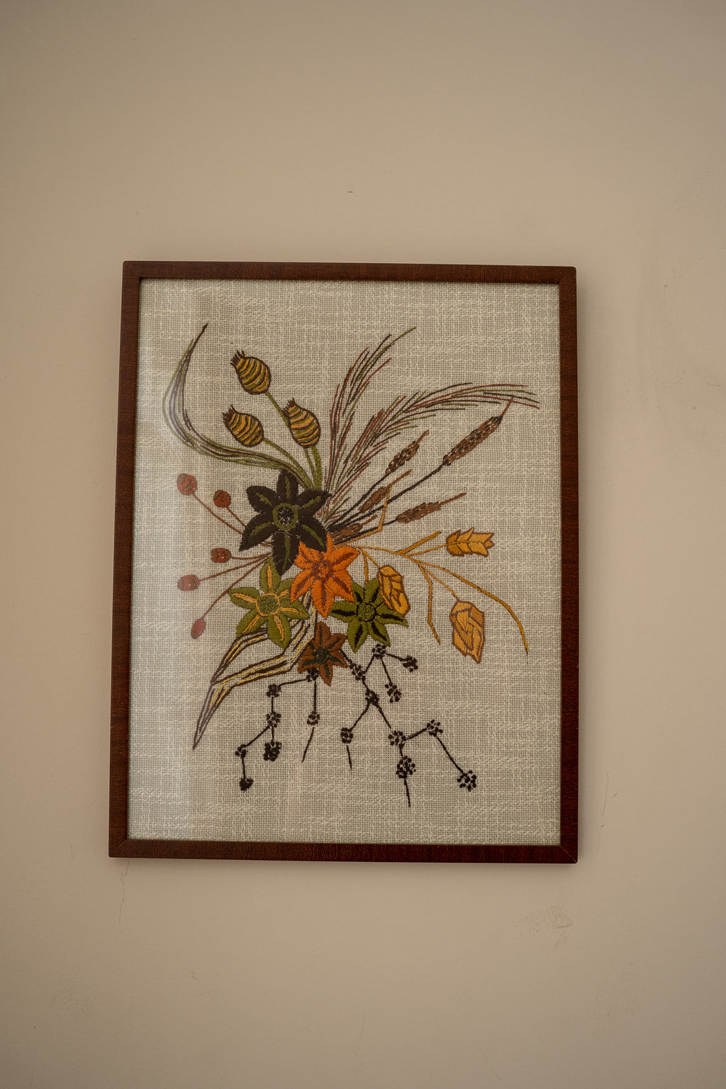 Houten lijst met geborduurde bloemen