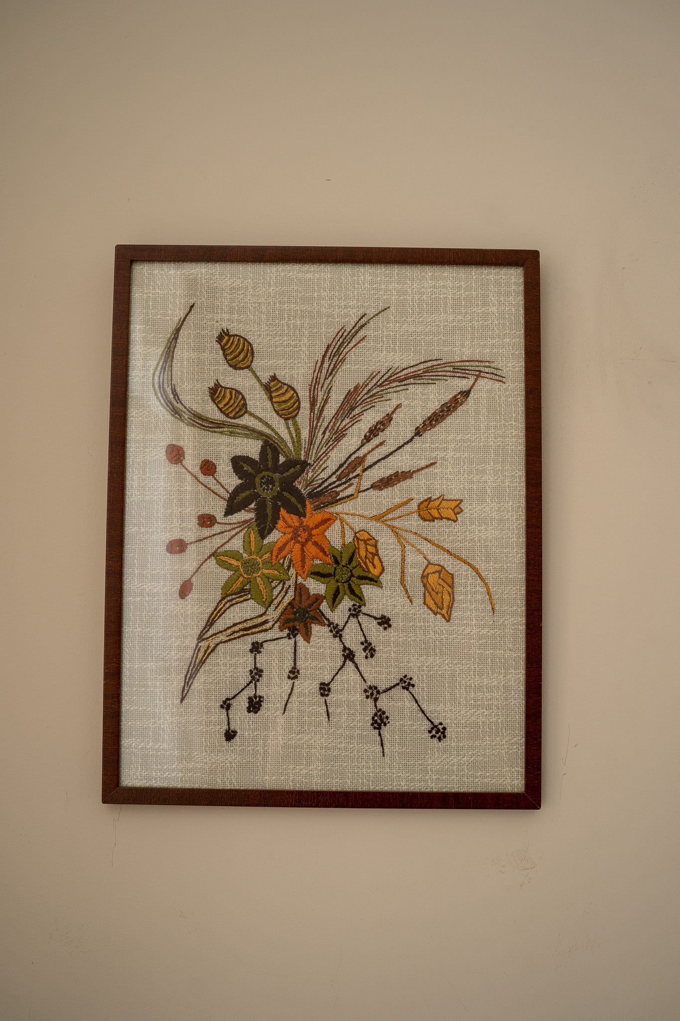 Houten lijst met geborduurde bloemen