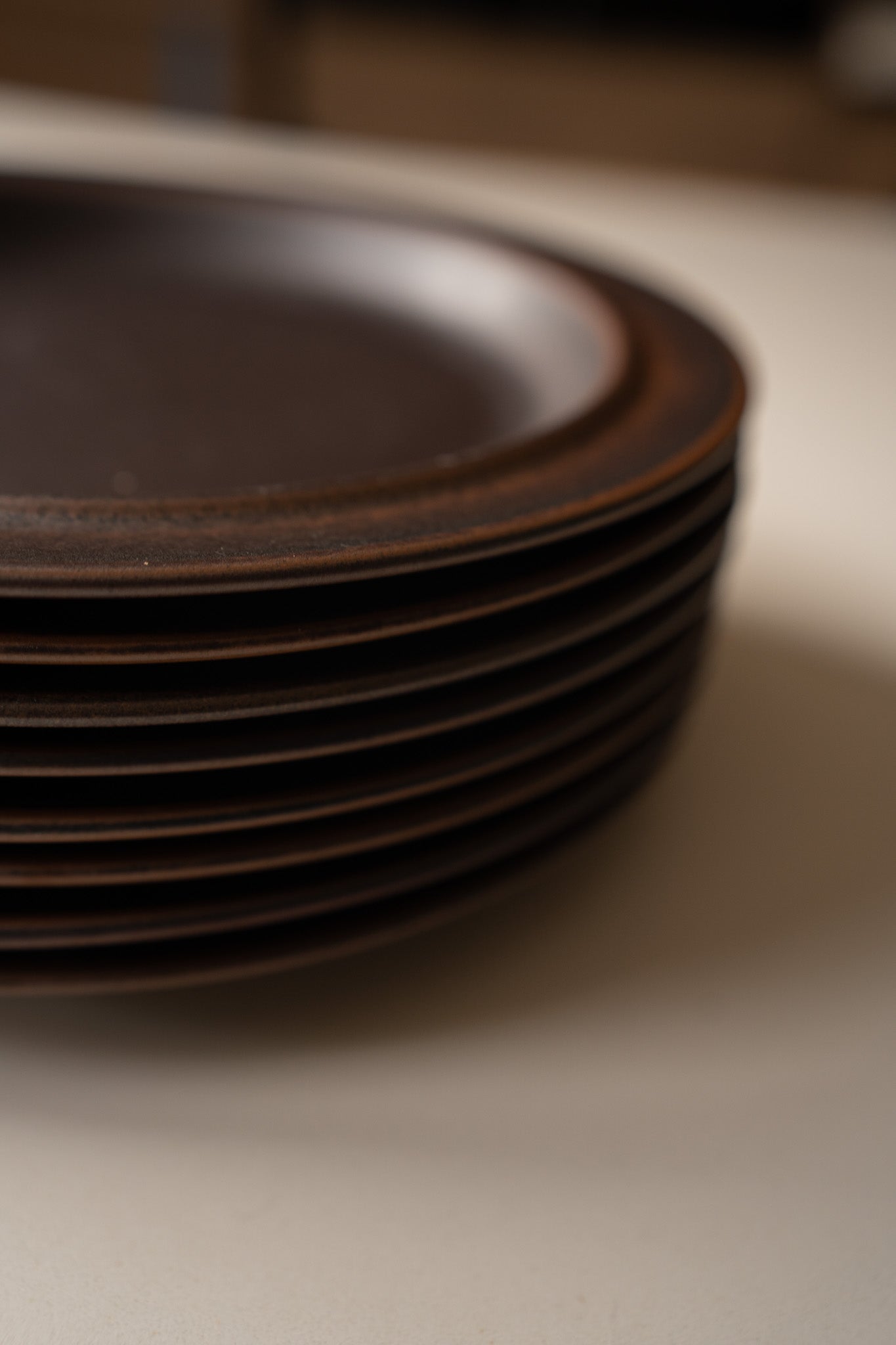 8 donkere bruine dinerborden