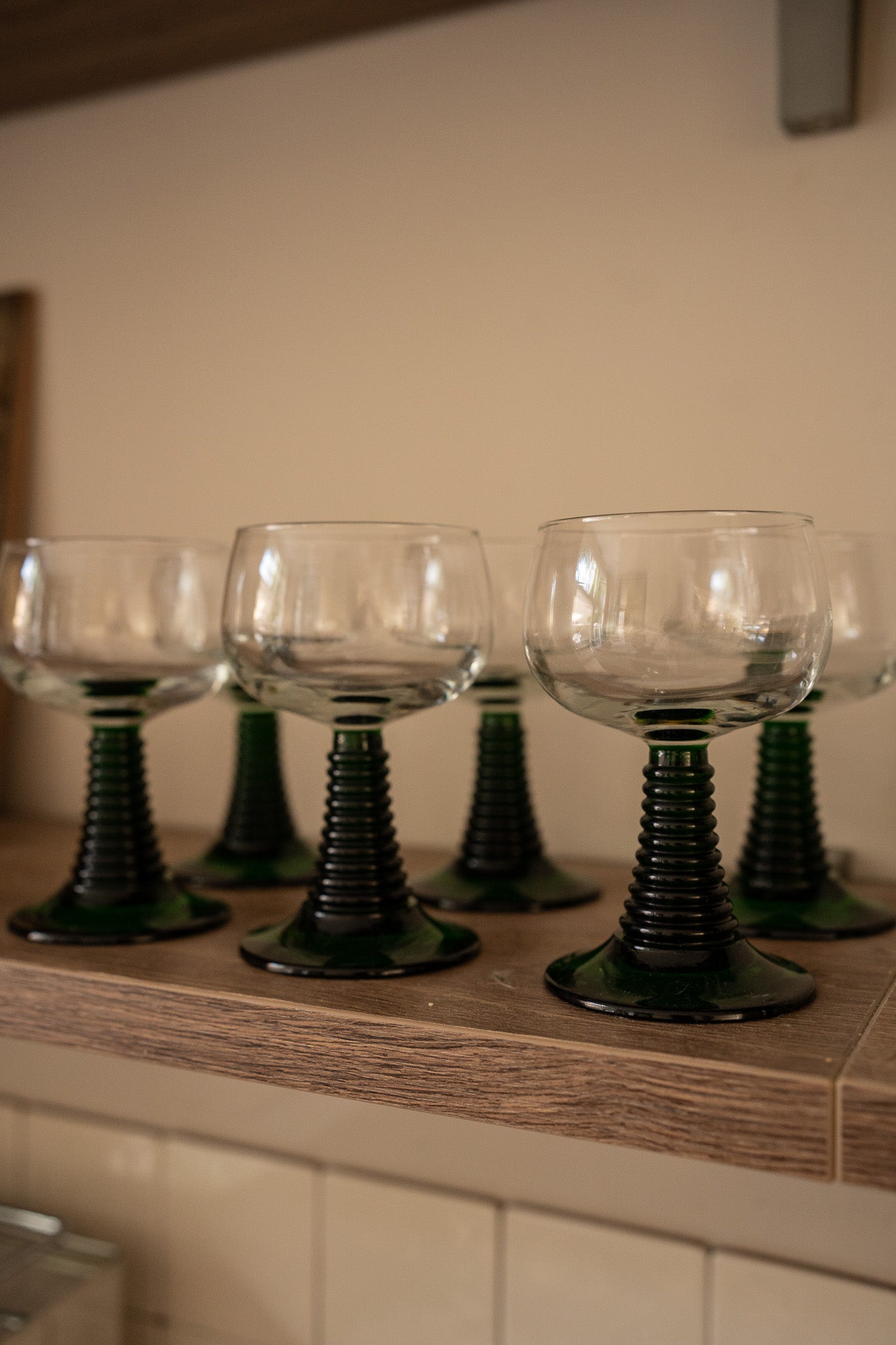 4 witte wijnglazen groene voet