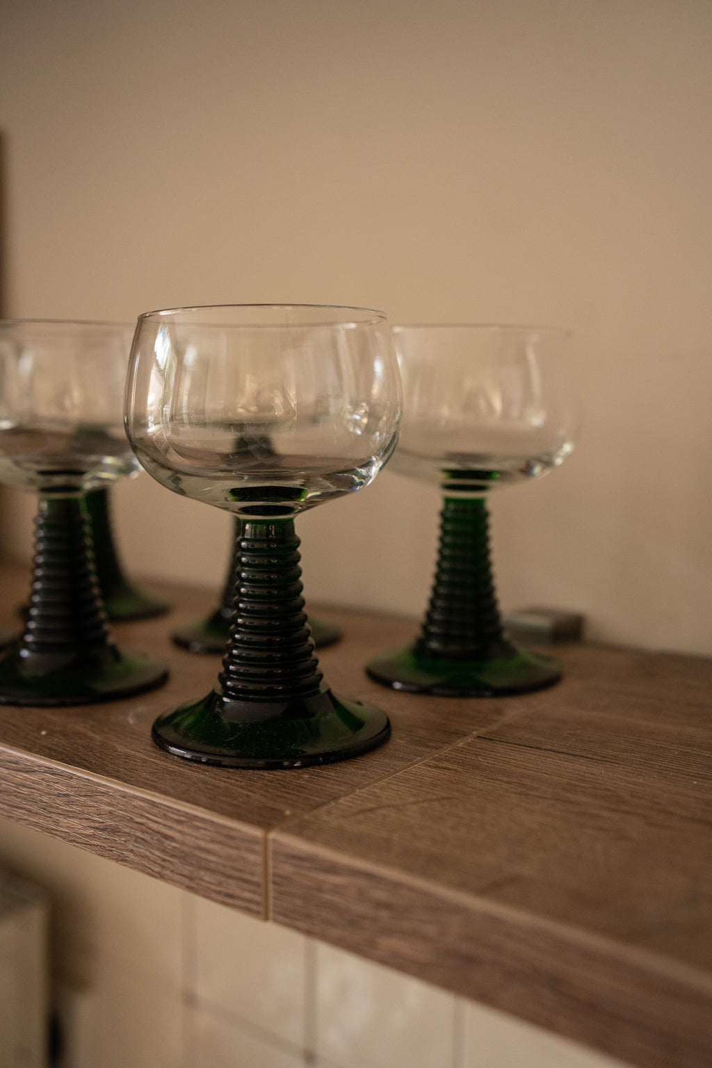 4 witte wijnglazen groene voet