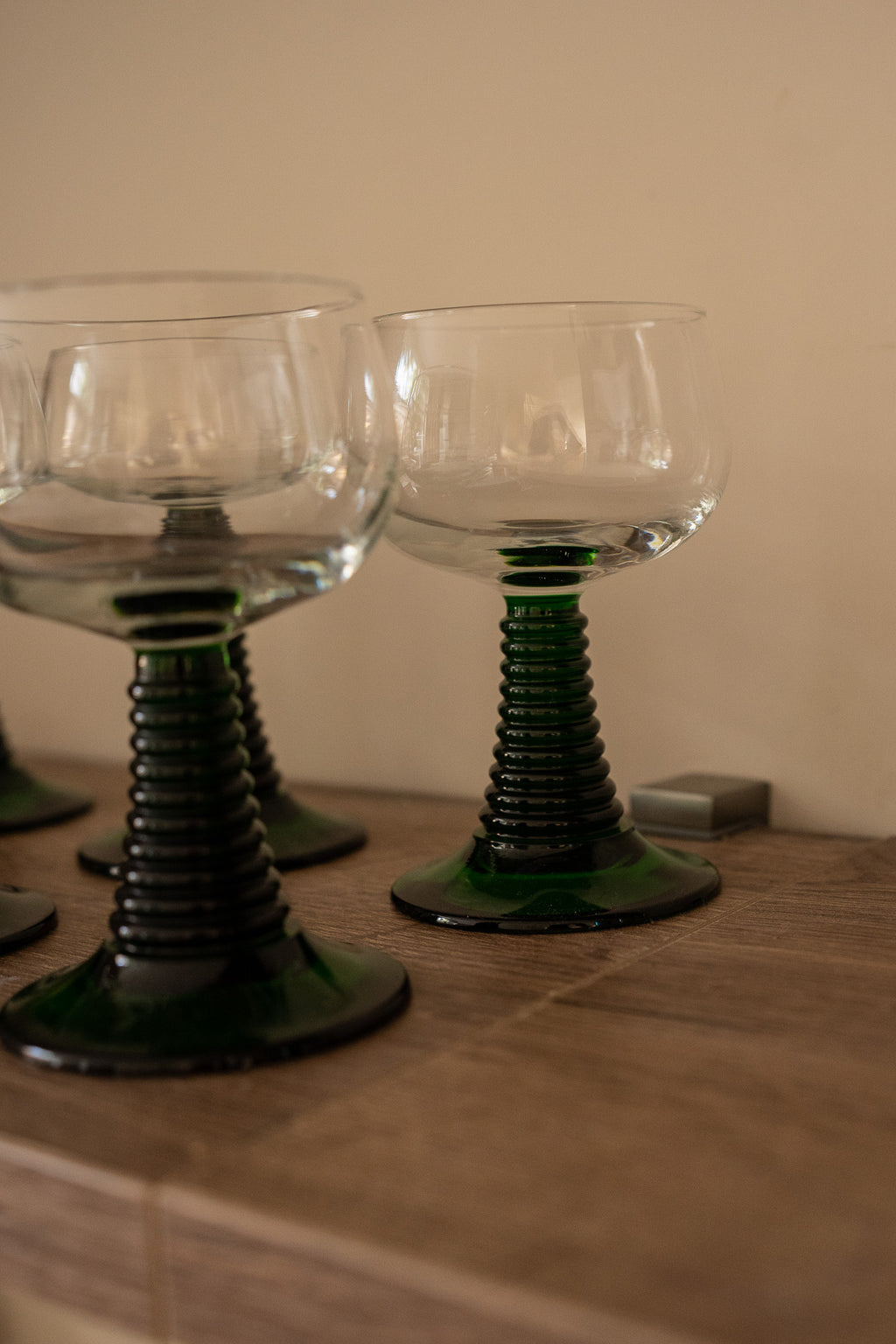 4 witte wijnglazen groene voet