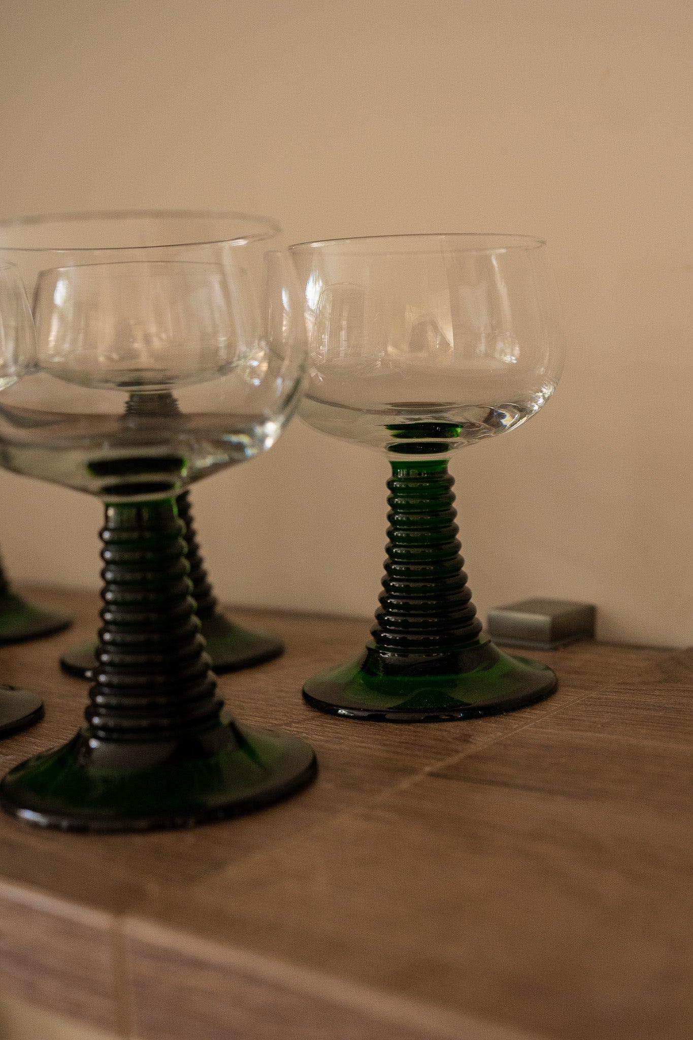 4 witte wijnglazen groene voet