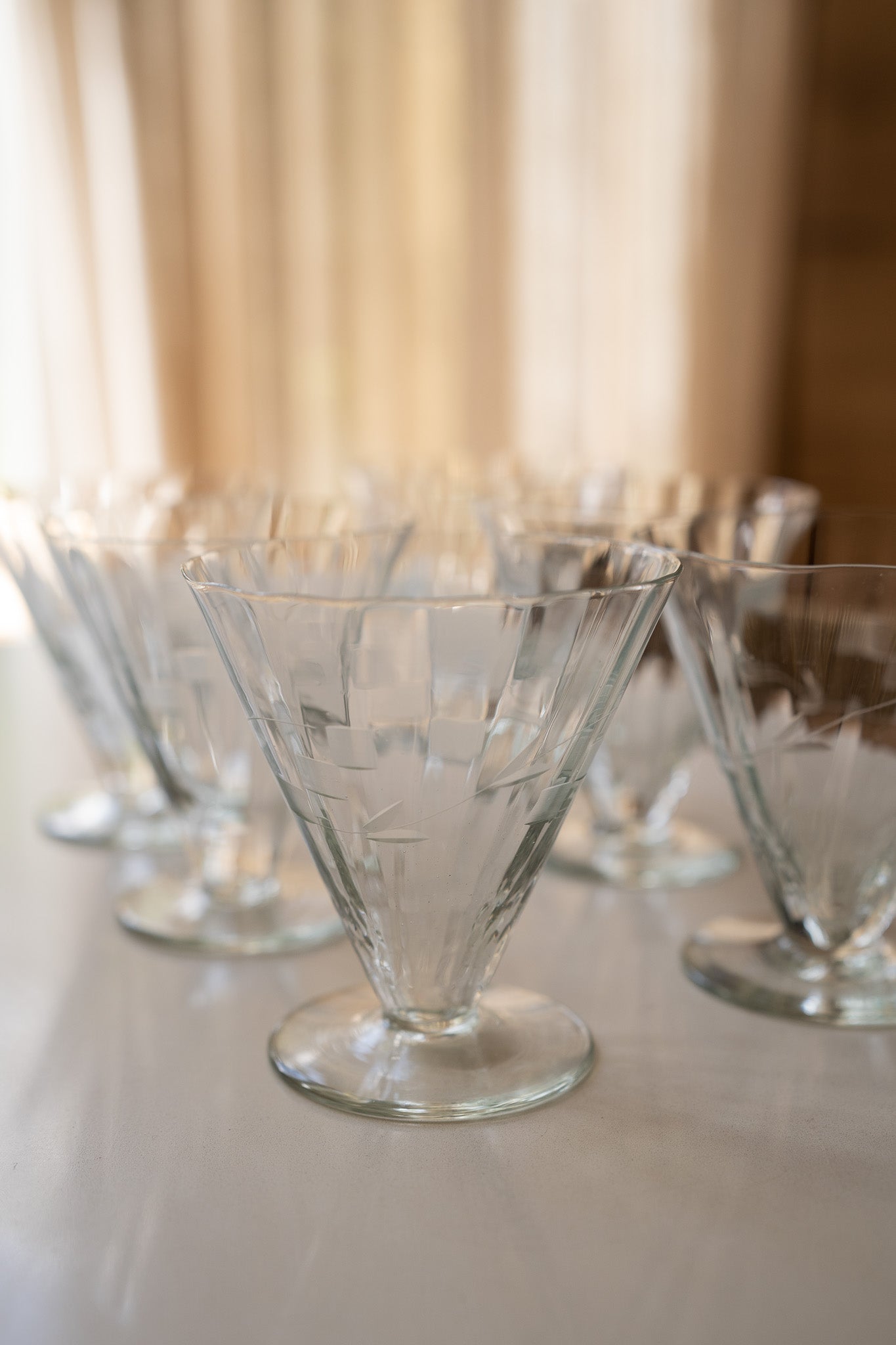 6 glazen coupes met geslepen details