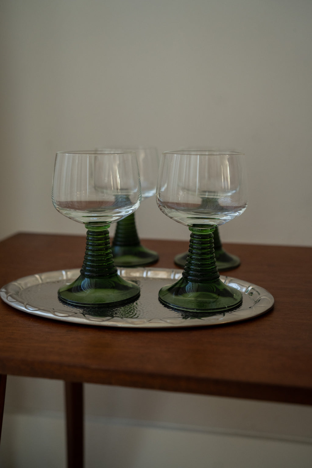 Set van 4 wijnglazen groene voet