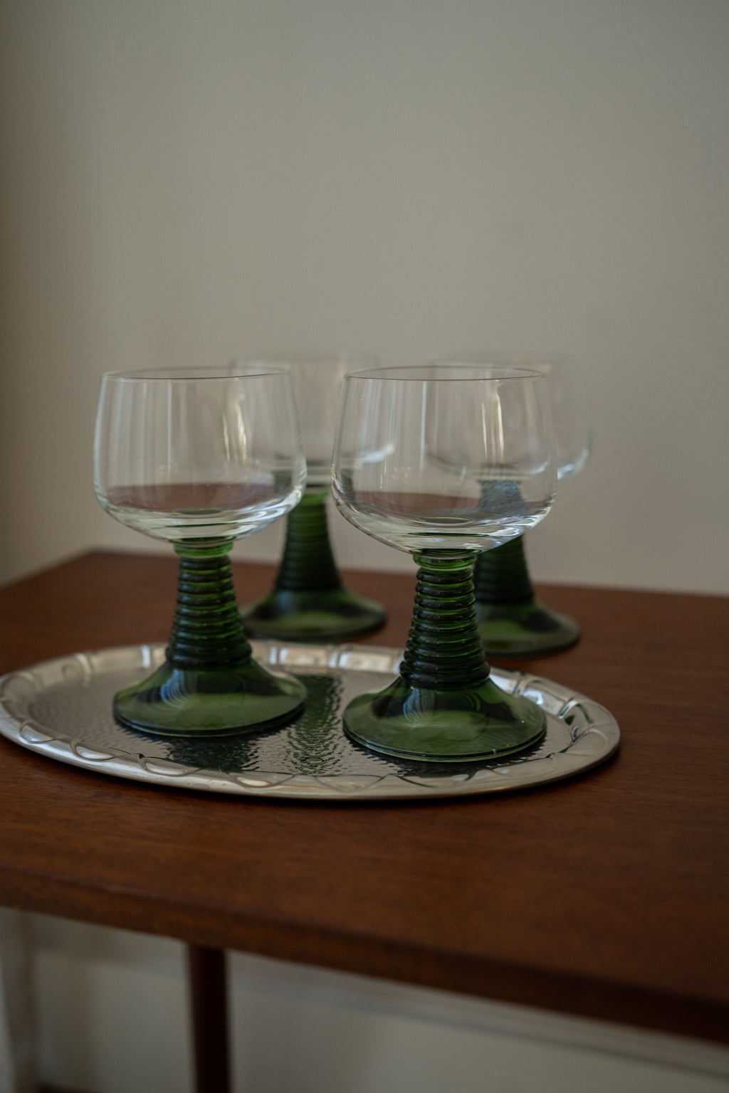 Set van 4 wijnglazen groene voet