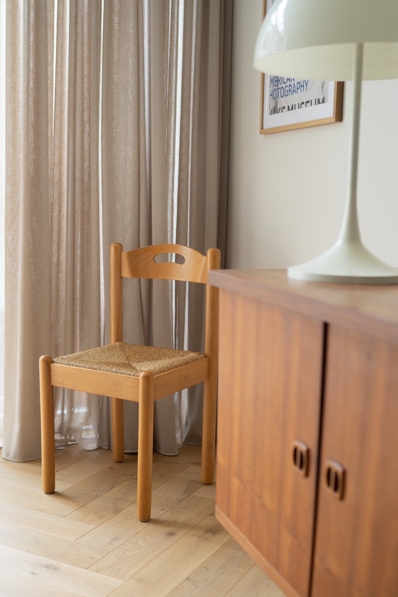Set van 2 houten stoelen met biezen zitting