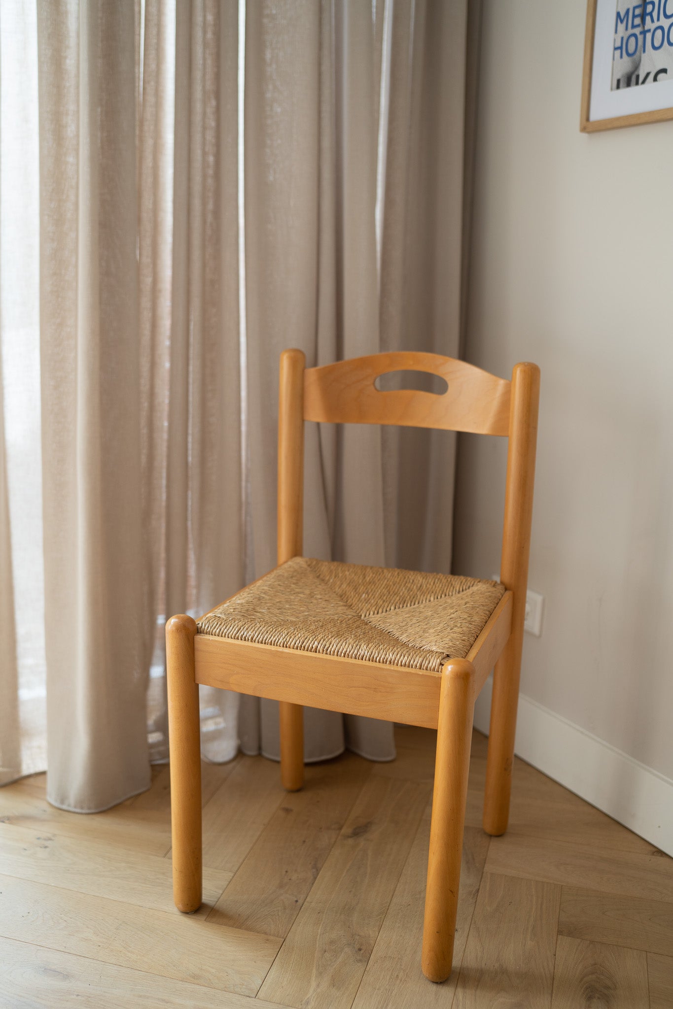 Set van 2 houten stoelen met biezen zitting
