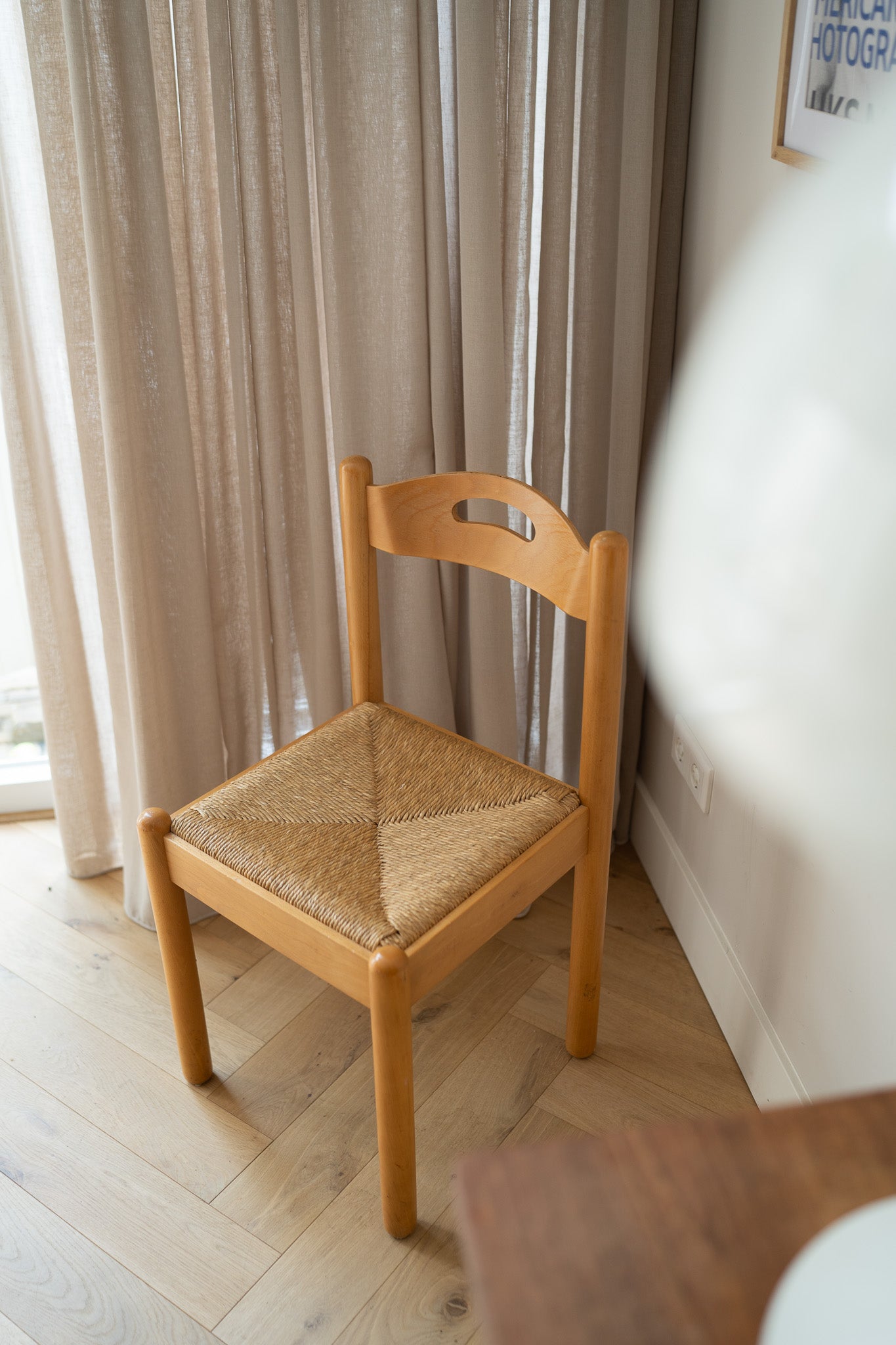 Set van 2 houten stoelen met biezen zitting
