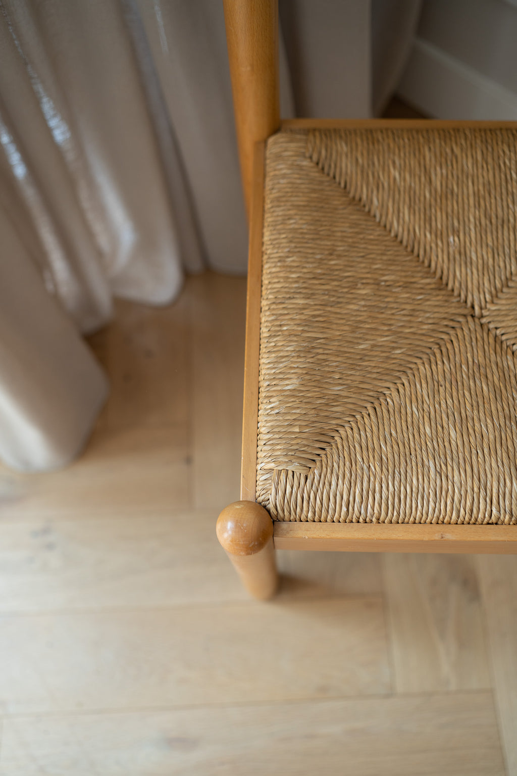 Set van 2 houten stoelen met biezen zitting