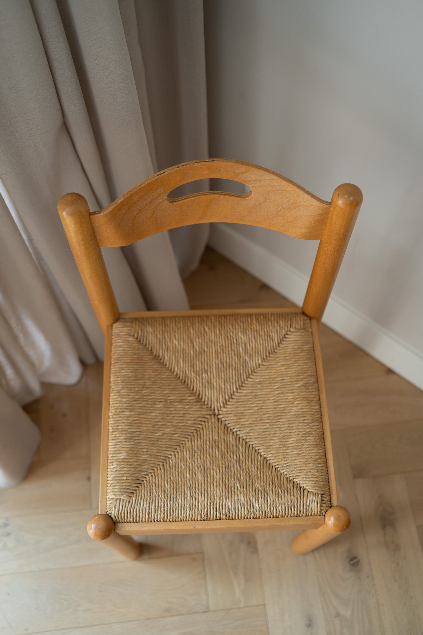 Set van 2 houten stoelen met biezen zitting