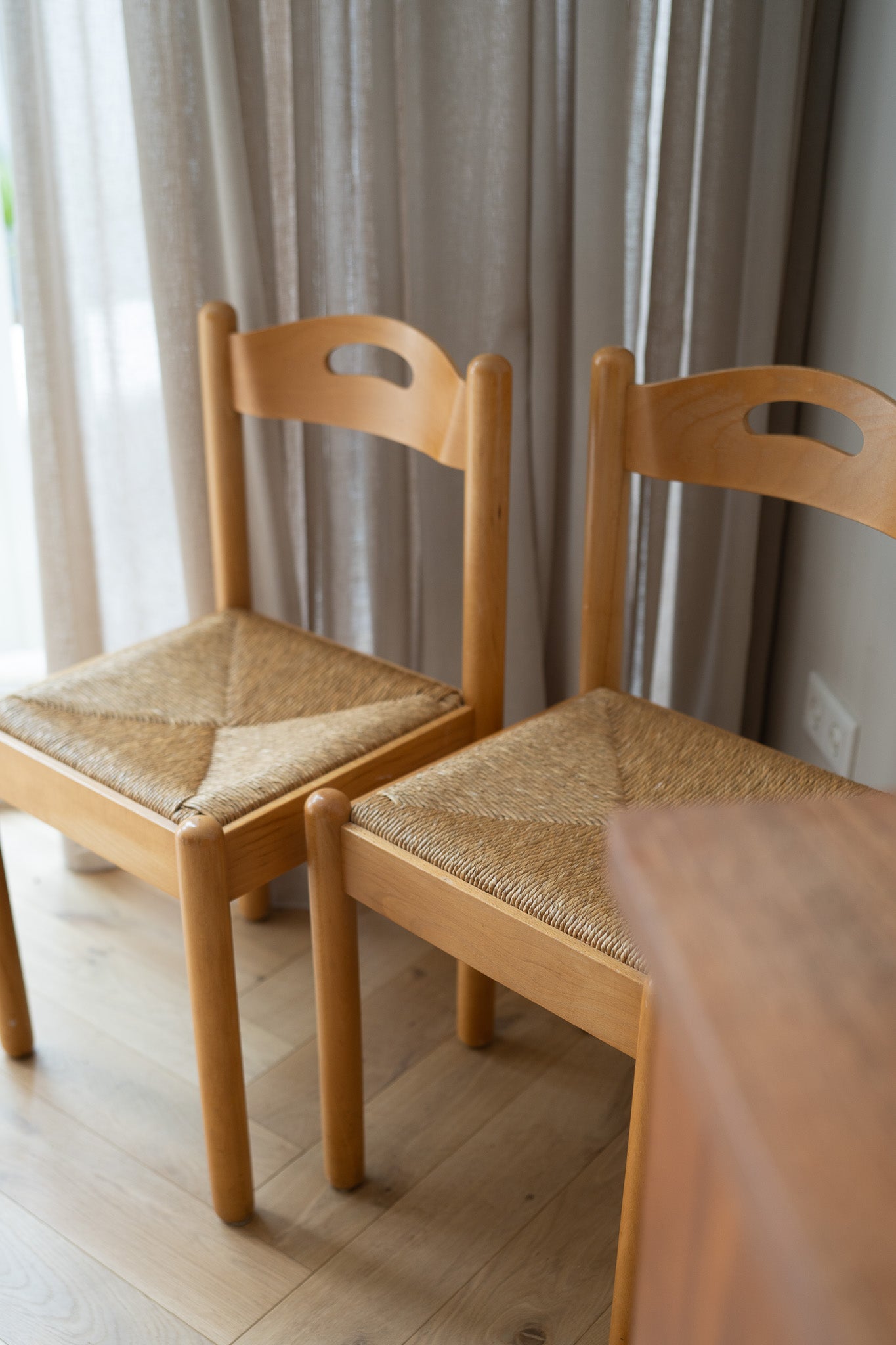 Set van 2 houten stoelen met biezen zitting