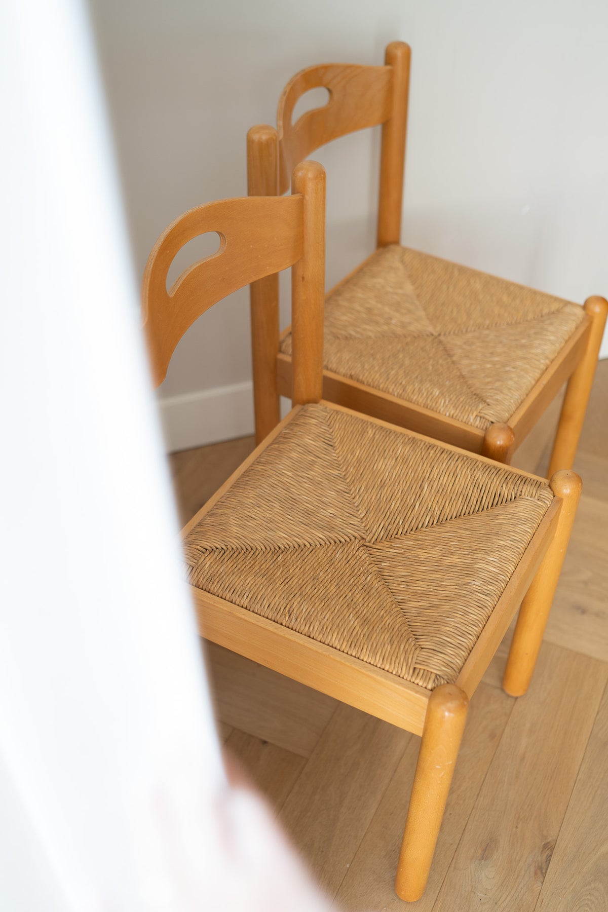 Set van 2 houten stoelen met biezen zitting