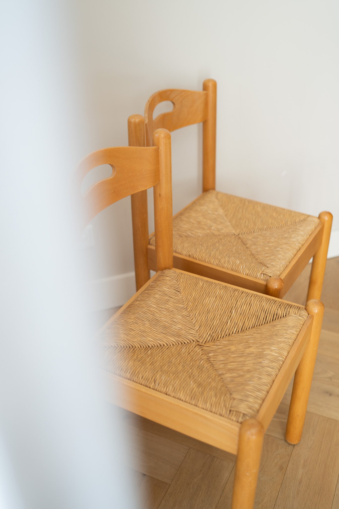 Set van 2 houten stoelen met biezen zitting