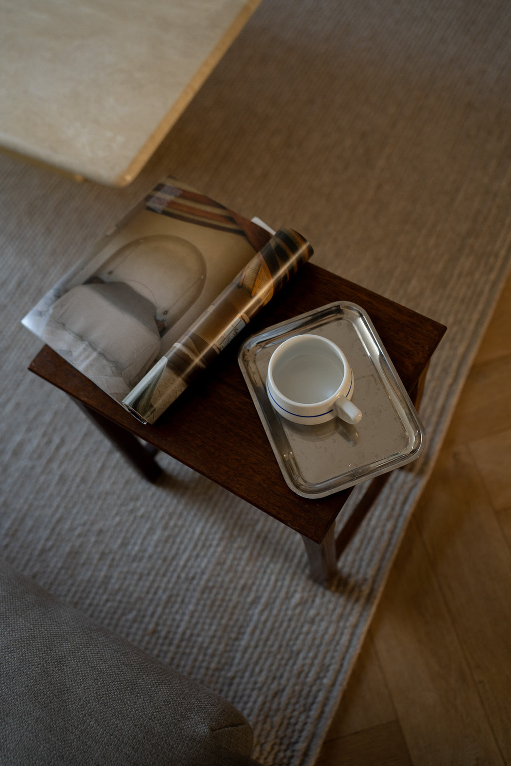 Houten bijzettafel brutalist