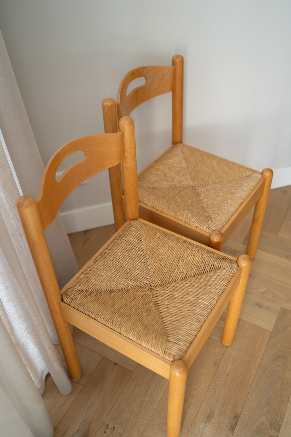 Set van 2 houten stoelen met biezen zitting