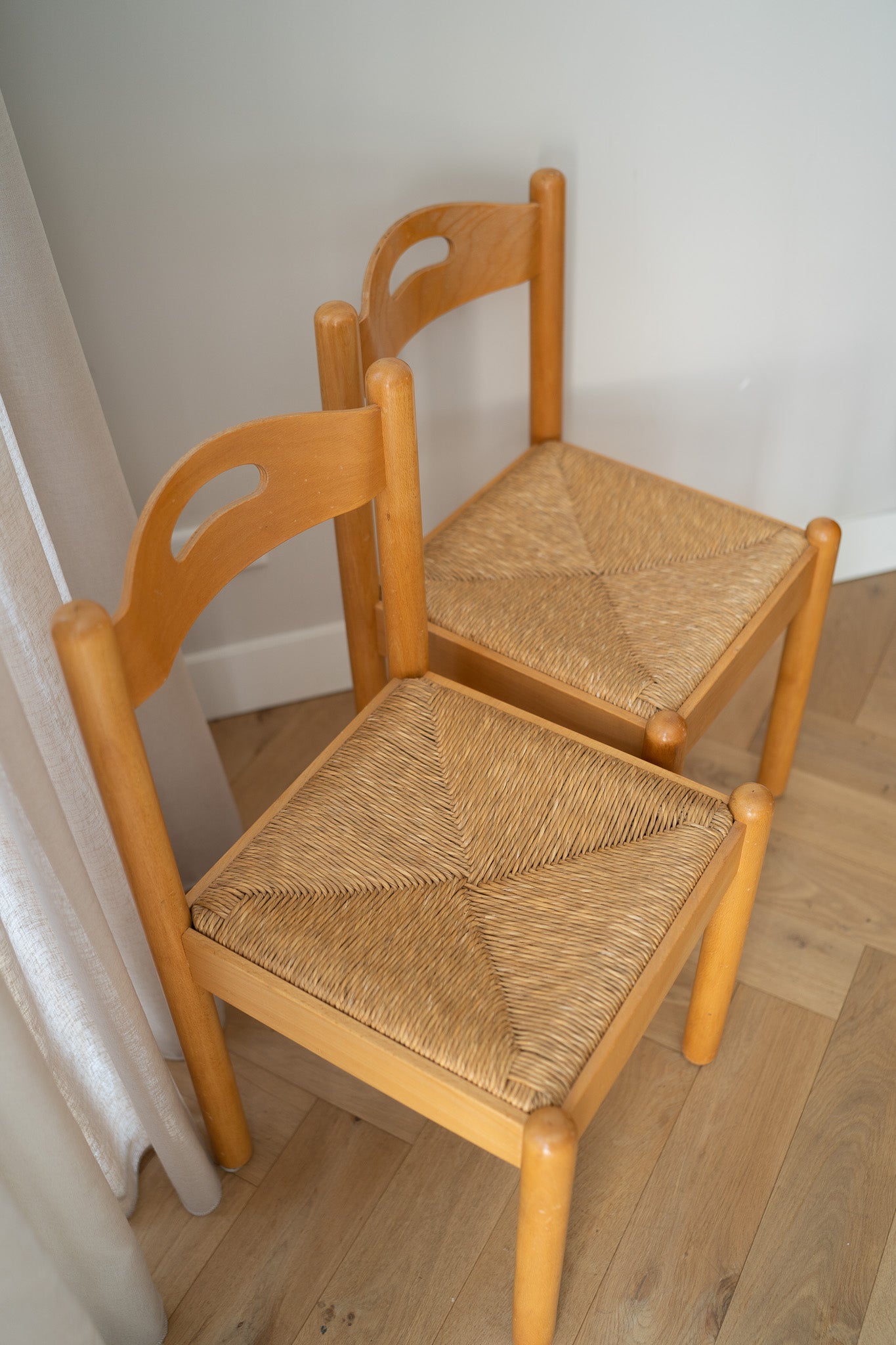 Set van 2 houten stoelen met biezen zitting