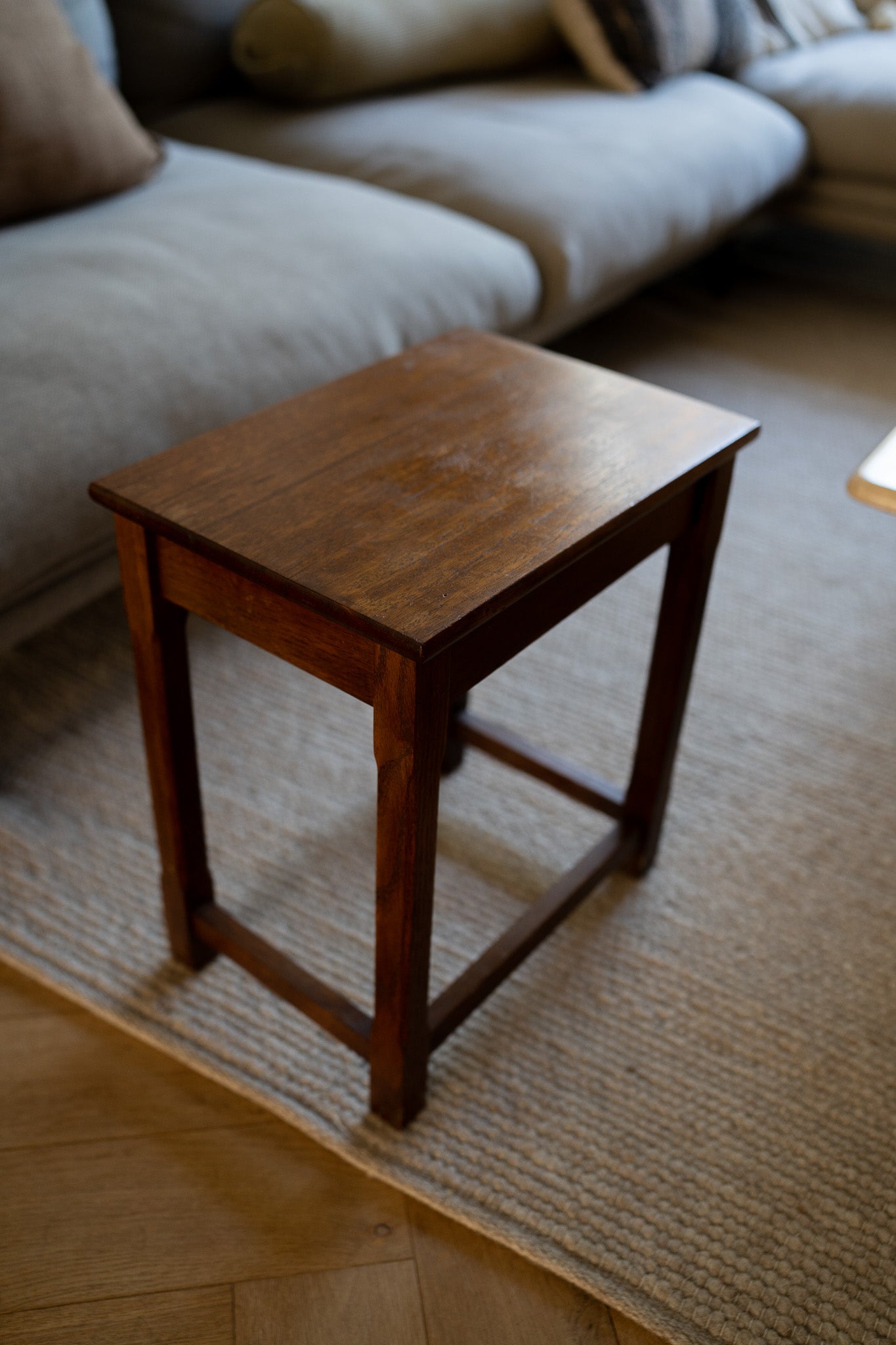 Houten bijzettafel brutalist