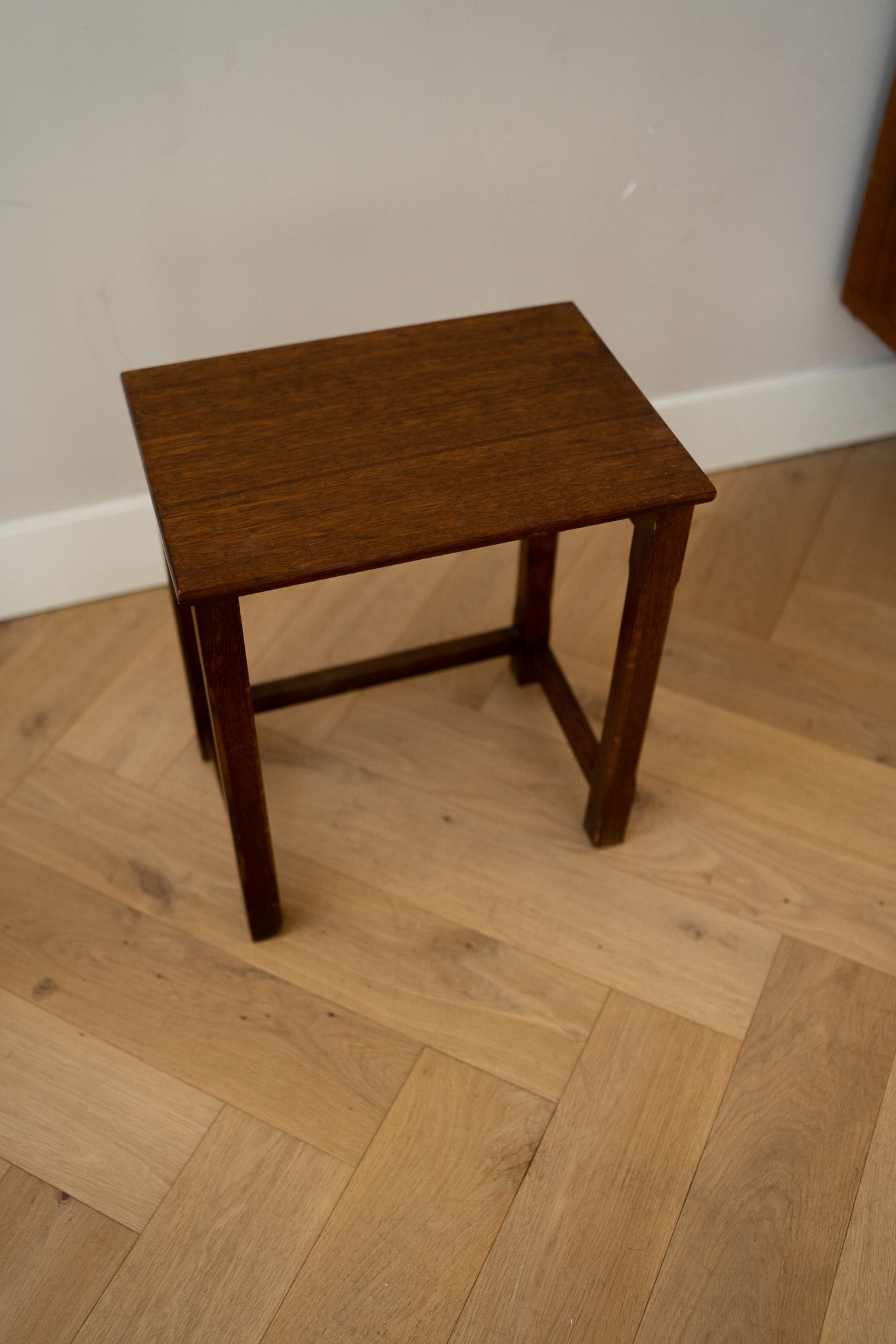 Houten bijzettafel brutalist
