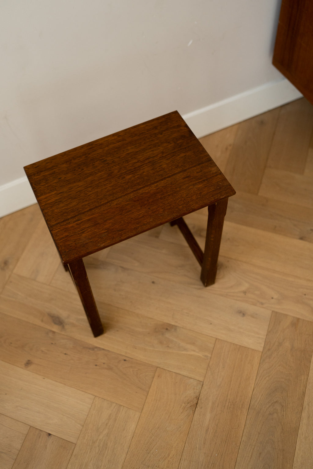Houten bijzettafel brutalist