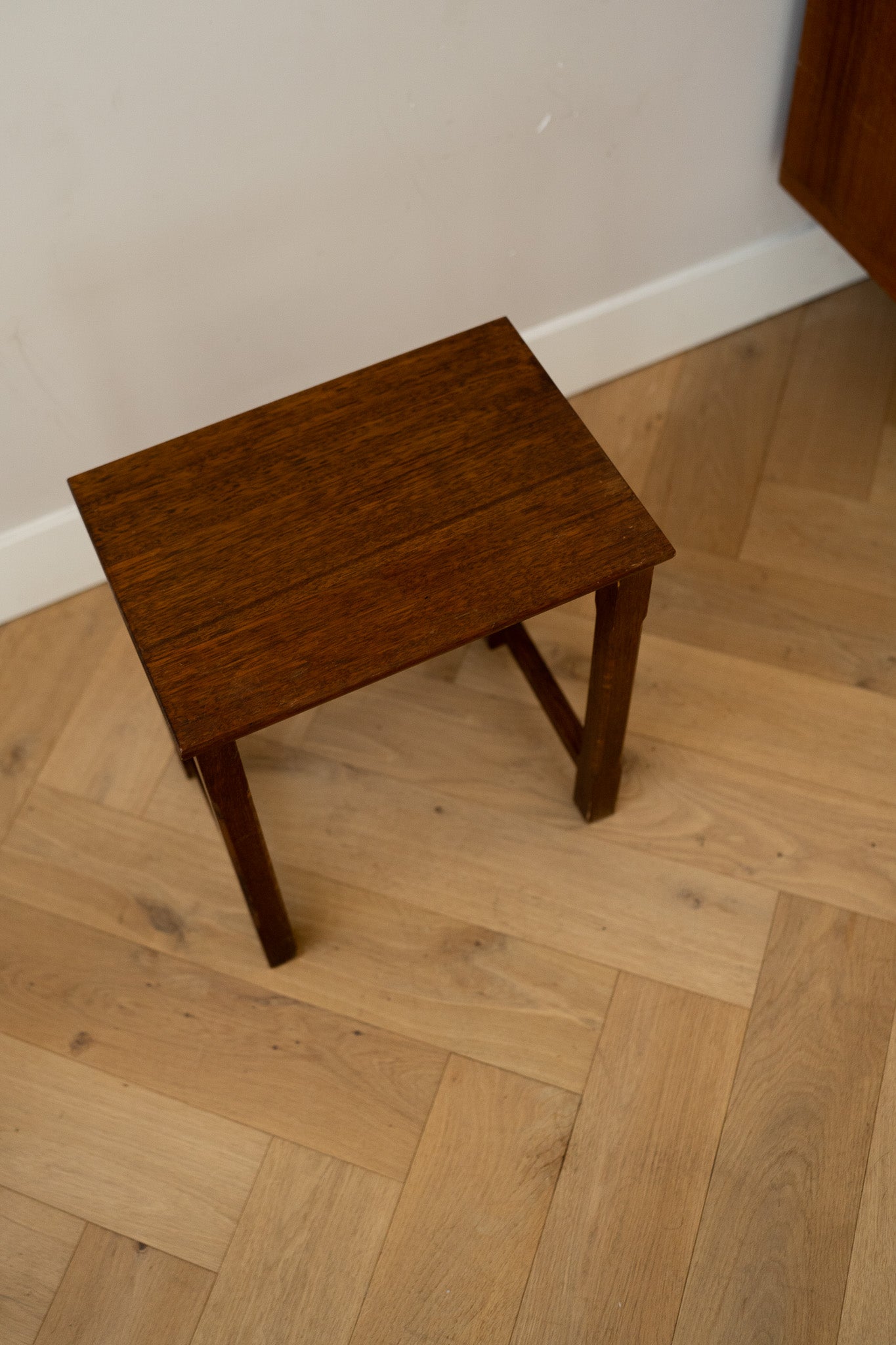 Houten bijzettafel brutalist