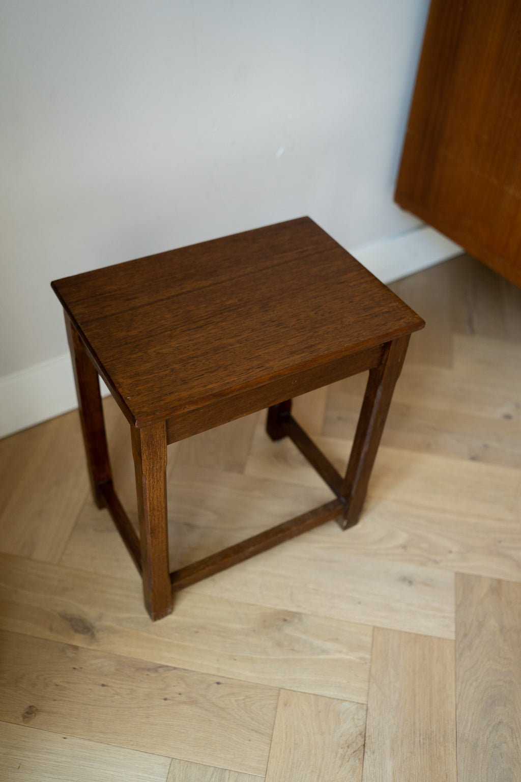 Houten bijzettafel brutalist