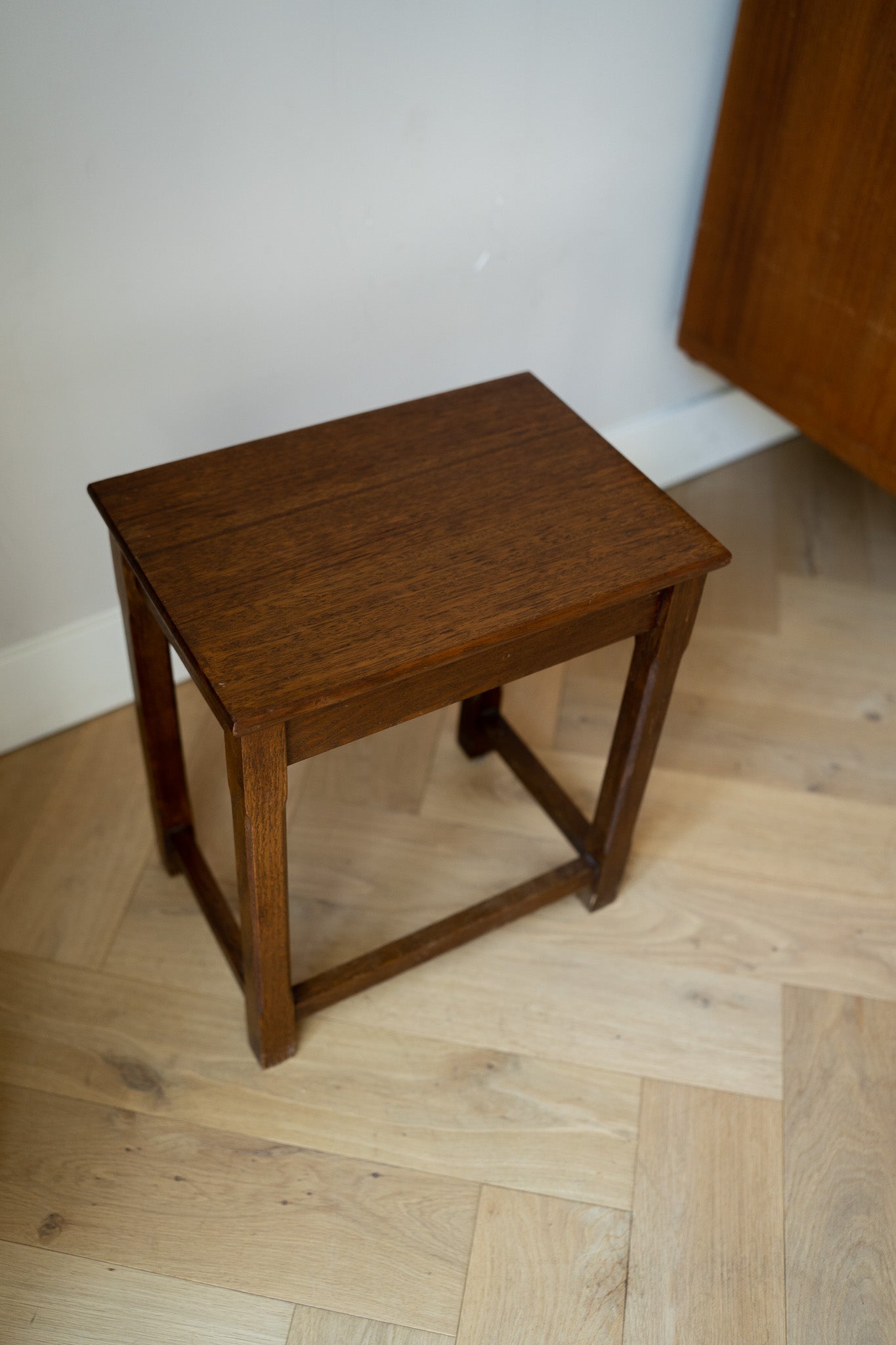 Houten bijzettafel brutalist