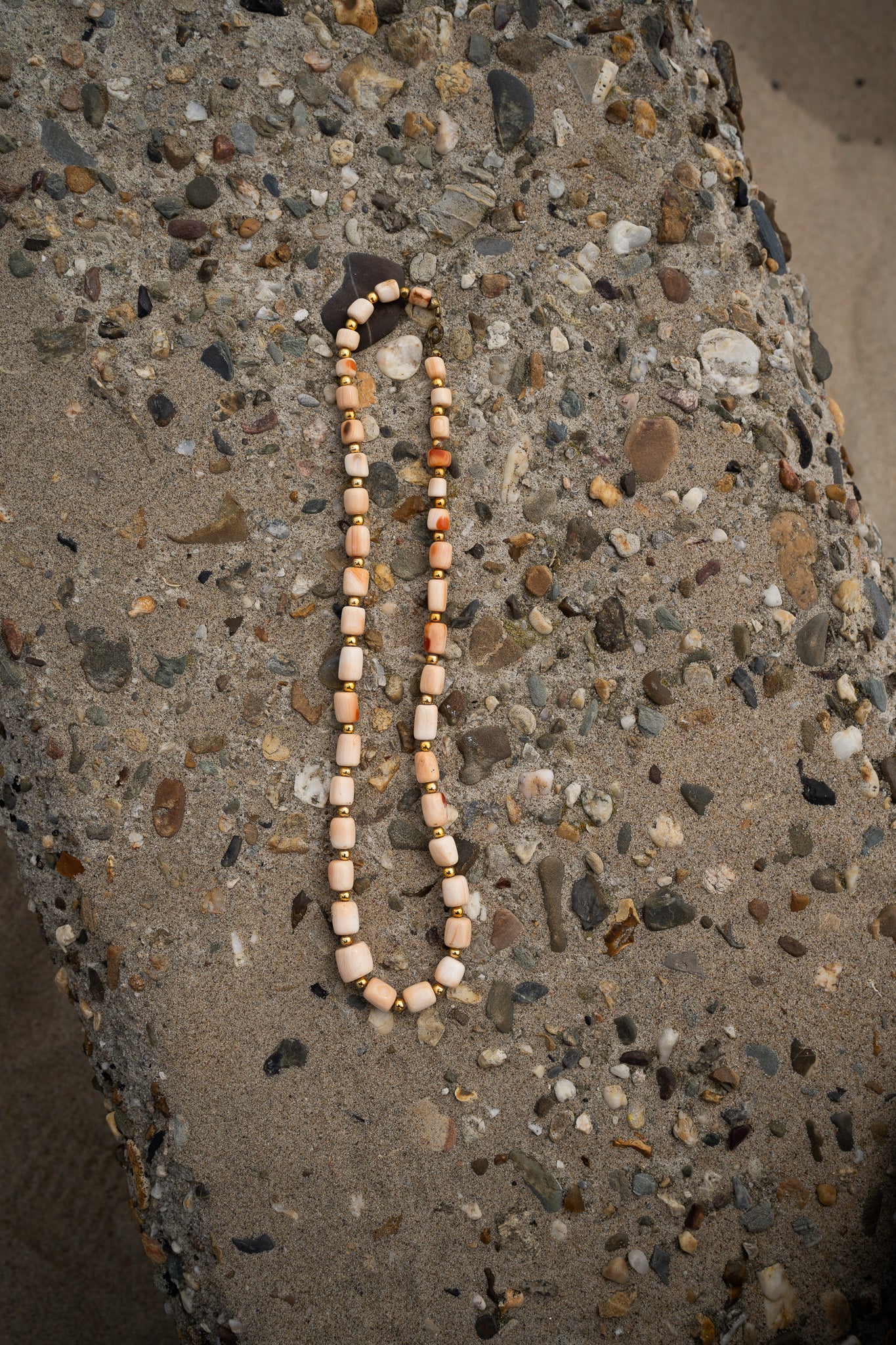 Zachtroze ketting
