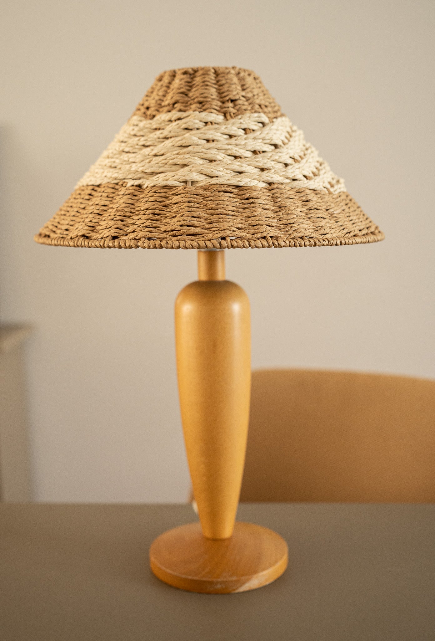 Houten lamp met rotan kap