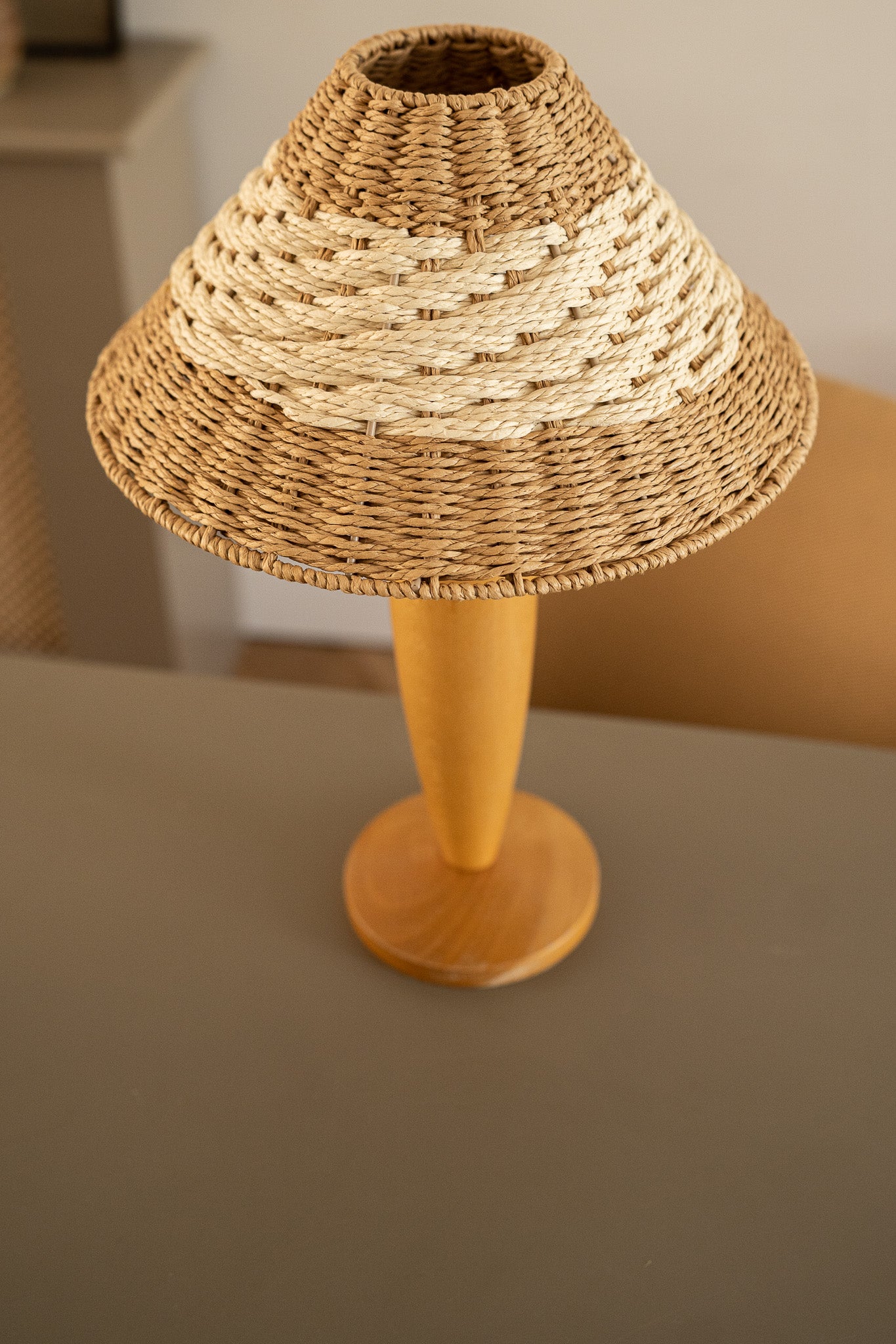 Houten lamp met rotan kap