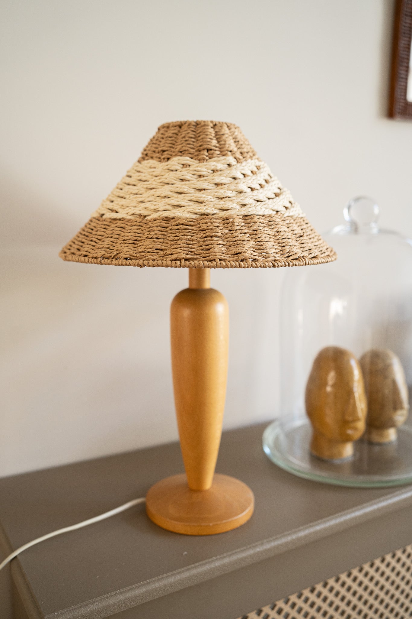 Houten lamp met rotan kap
