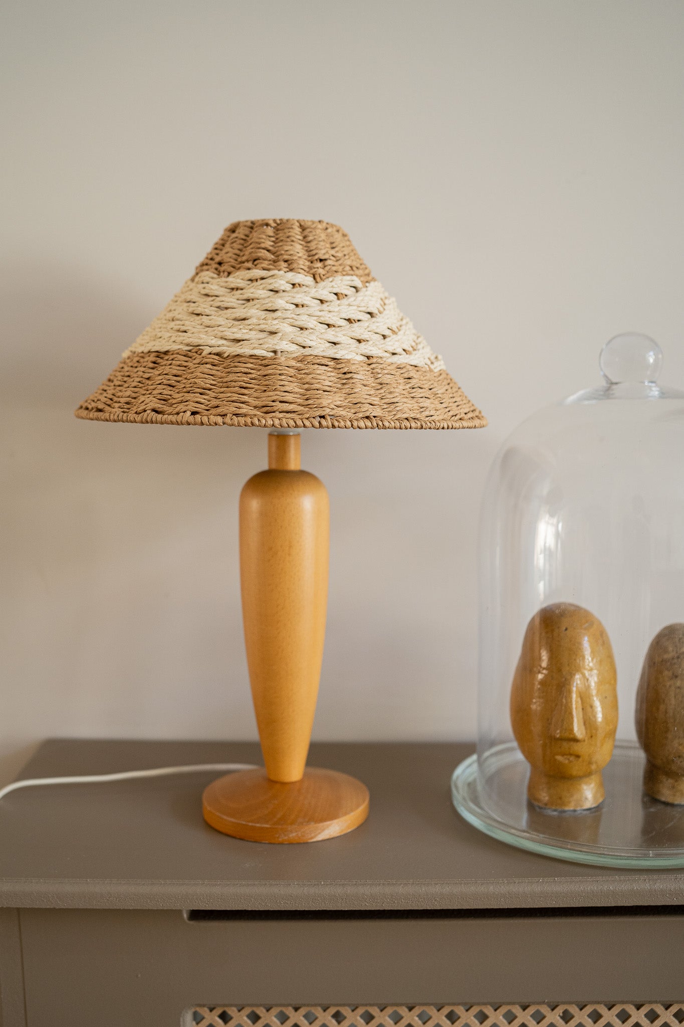 Houten lamp met rotan kap