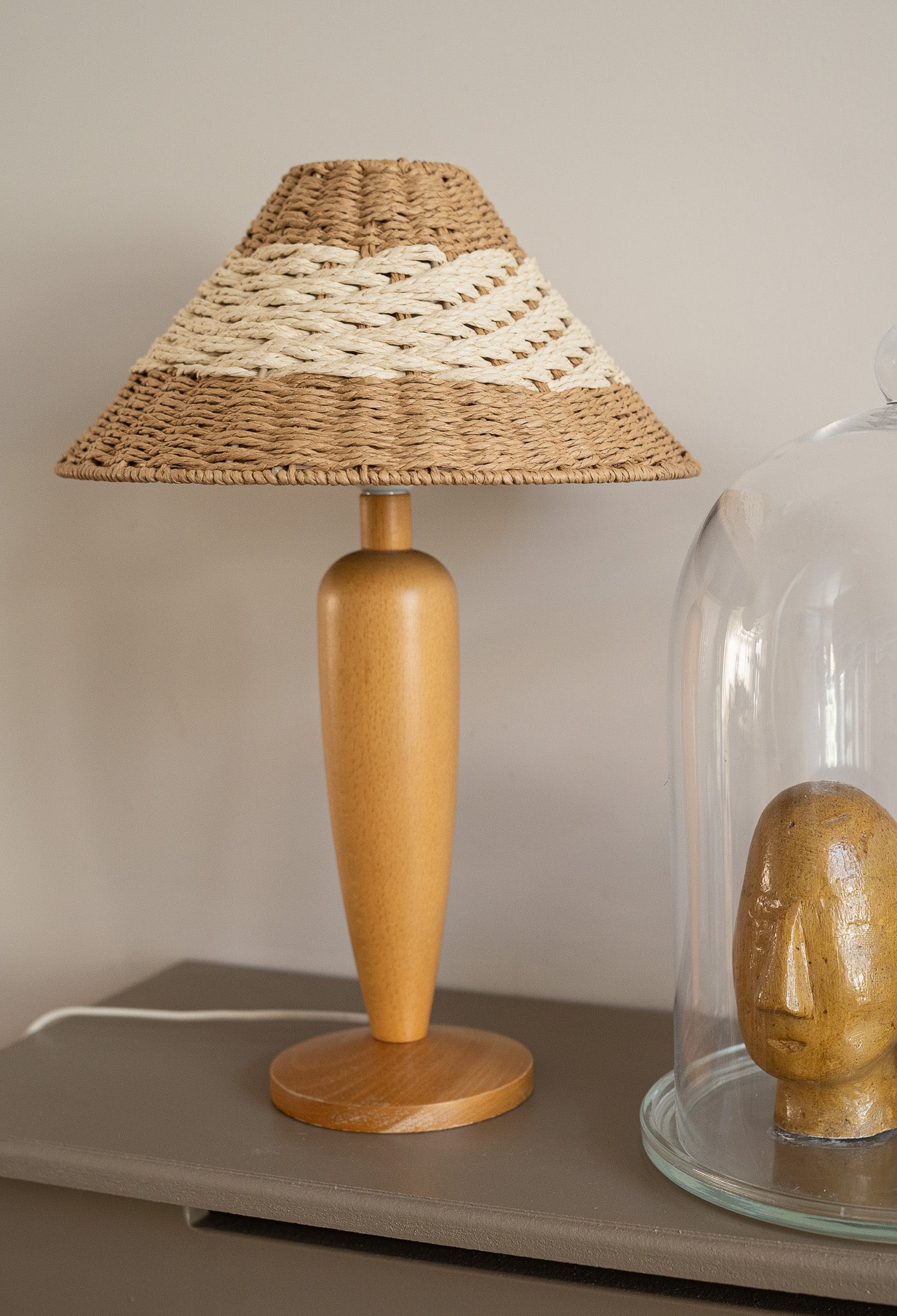 Houten lamp met rotan kap