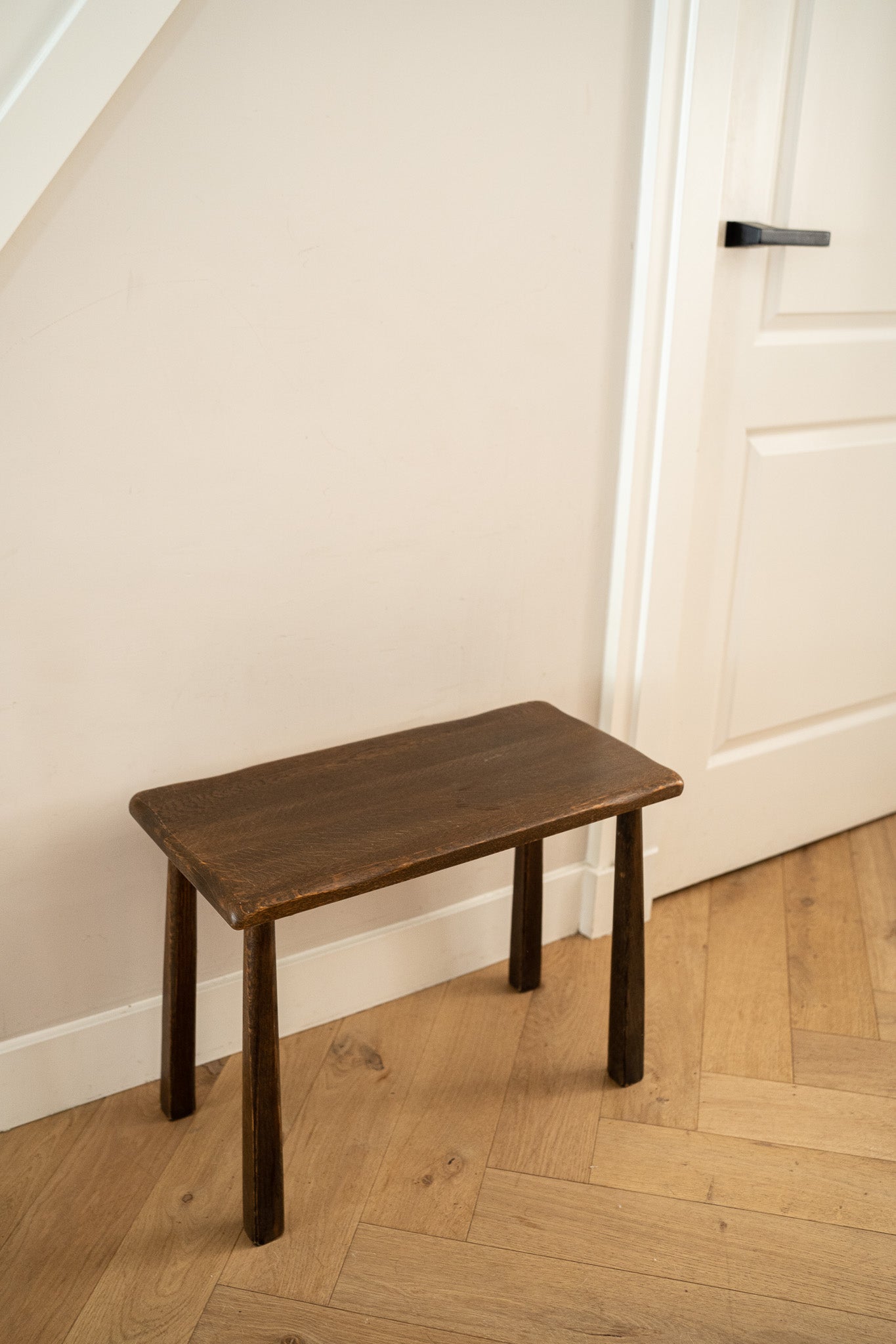 Houten bijzettafel brutalist stijl