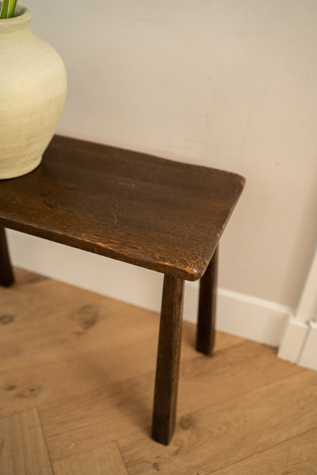 Houten bijzettafel brutalist stijl