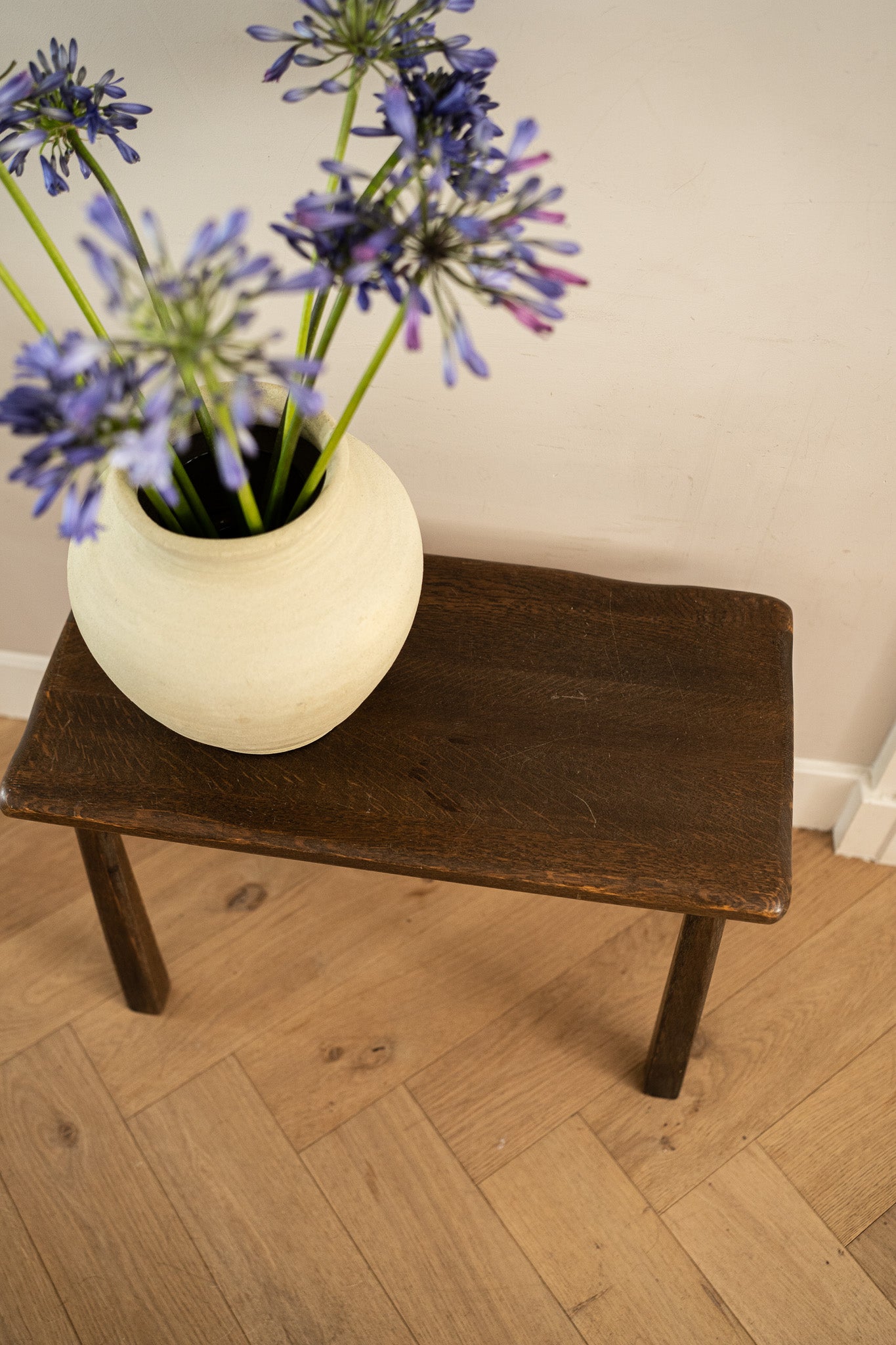 Houten bijzettafel brutalist stijl